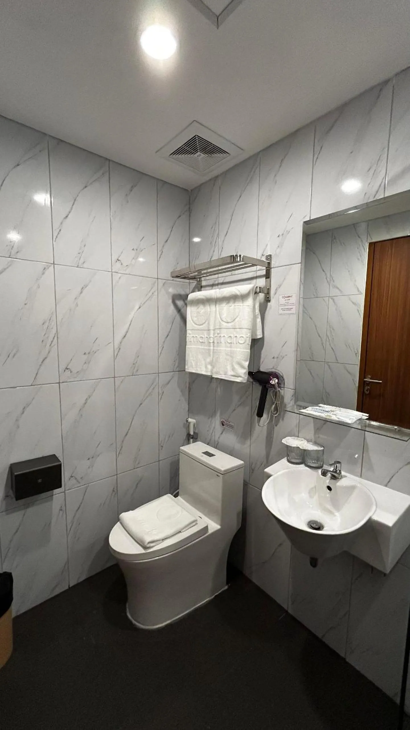 Toilet in d'primahotel Harmoni Jakarta - Hayam Wuruk