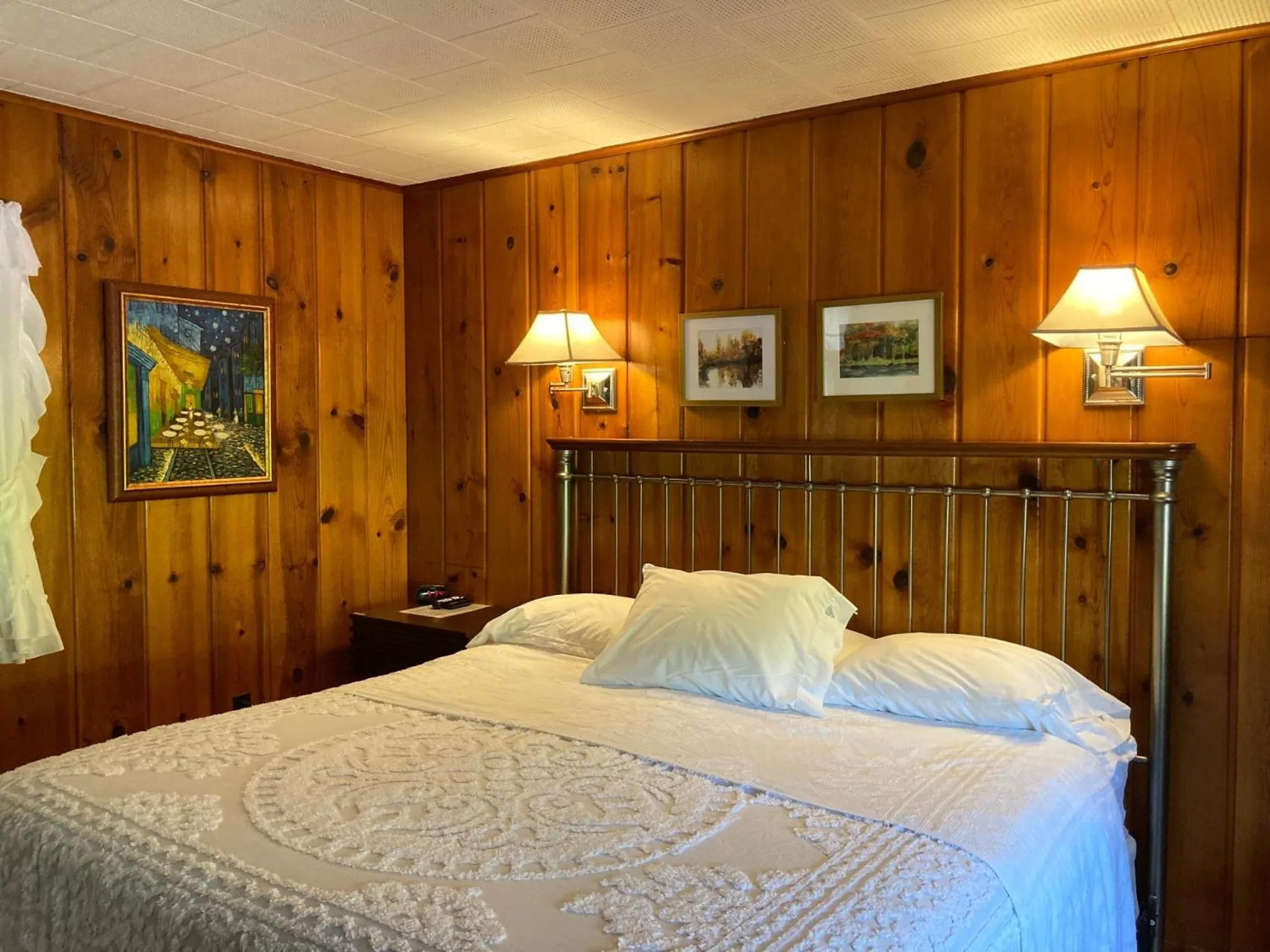 Bedroom, Bed in Ludington Blue Spruce Inn