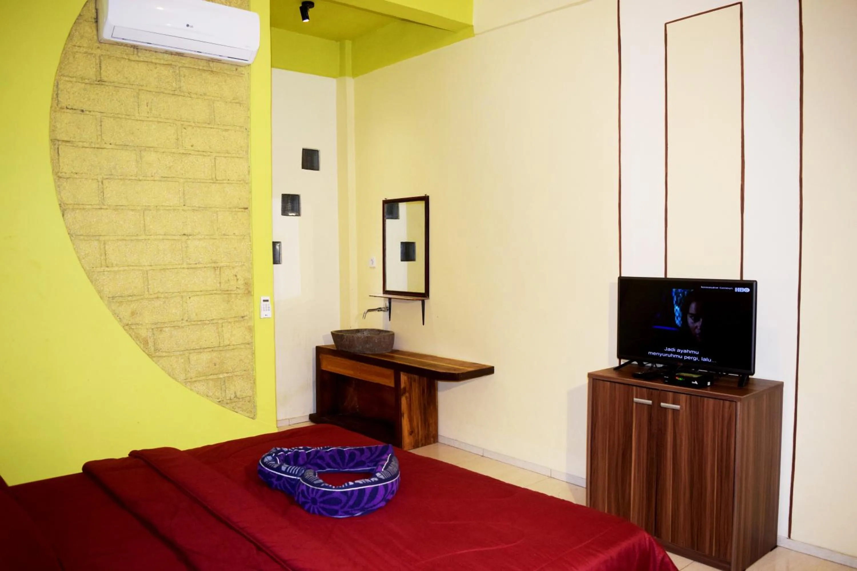 Bedroom, Bed in Panda Cottage