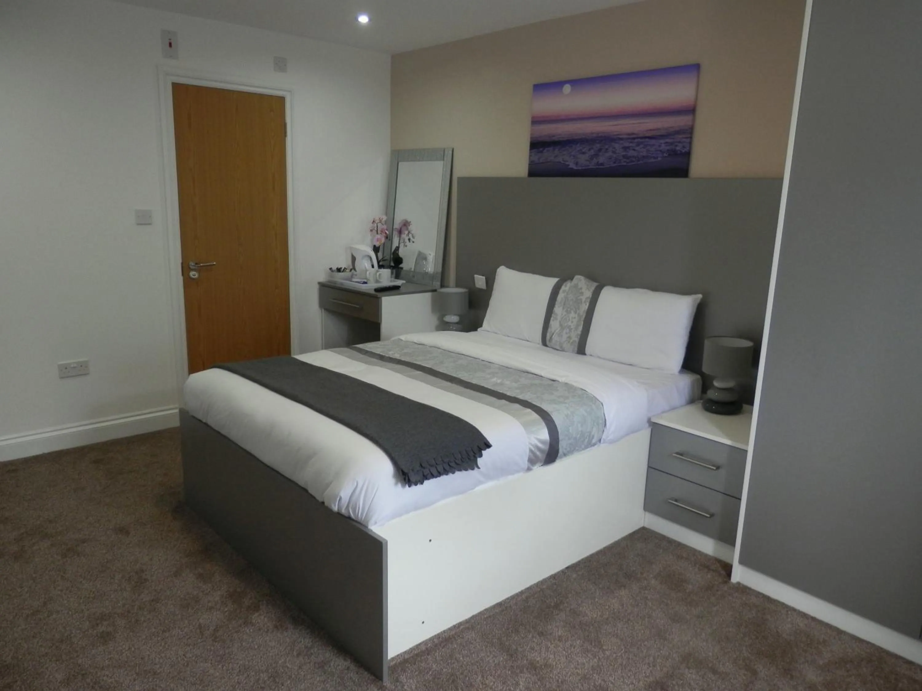 Photo of the whole room, Bed in Heathrow Travellers Hub
