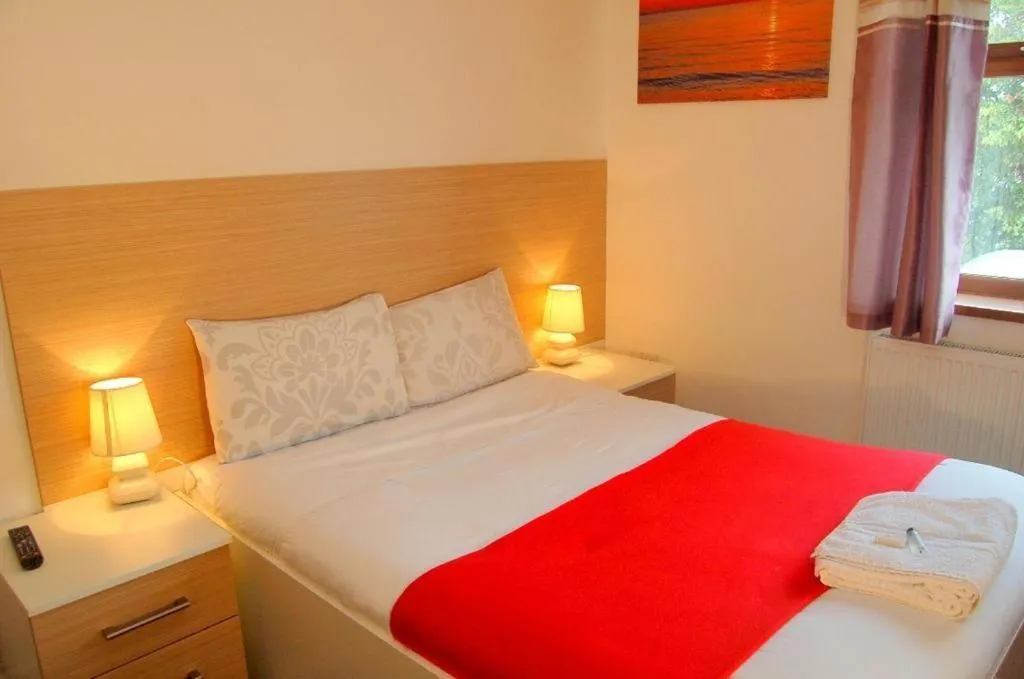 Bedroom, Bed in Heathrow Travellers Hub