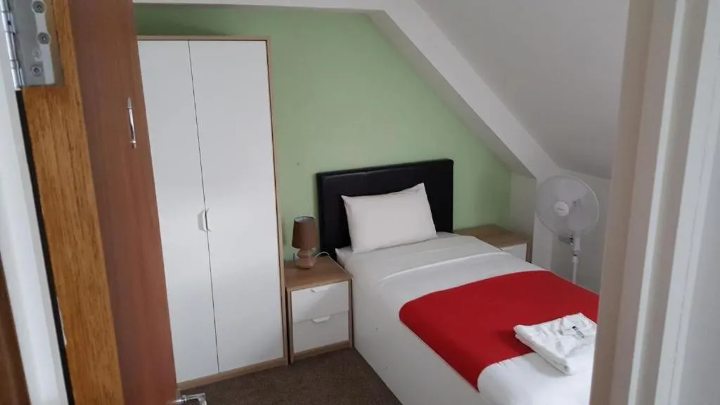 Bedroom, Bed in Heathrow Travellers Hub