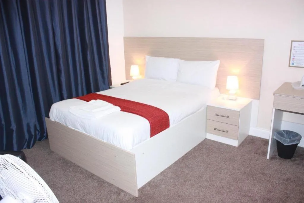 Bedroom, Bed in Heathrow Travellers Hub