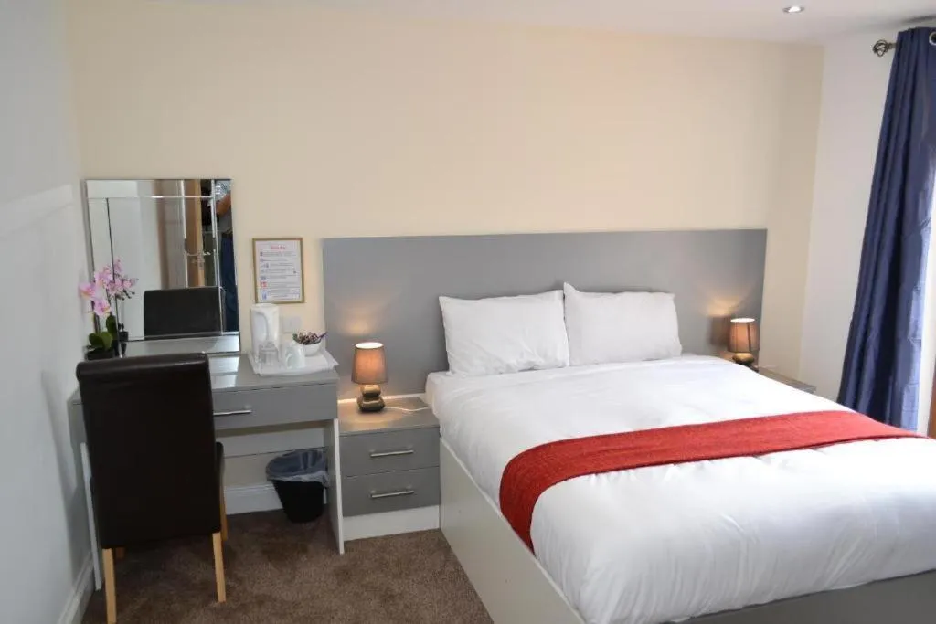 Bedroom, Bed in Heathrow Travellers Hub