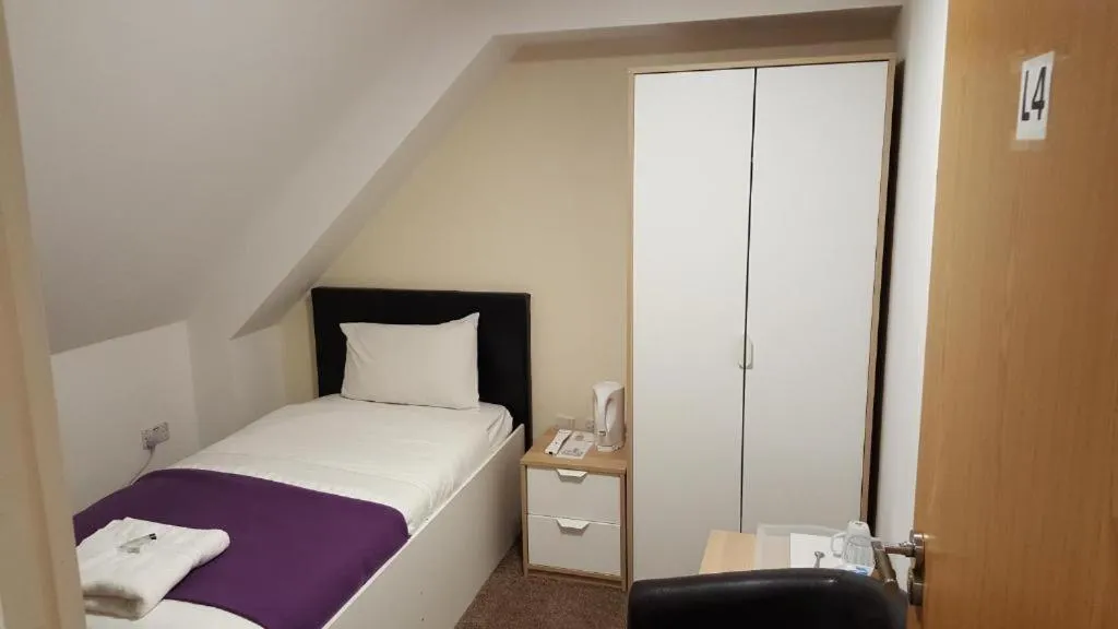 Bedroom, Bed in Heathrow Travellers Hub