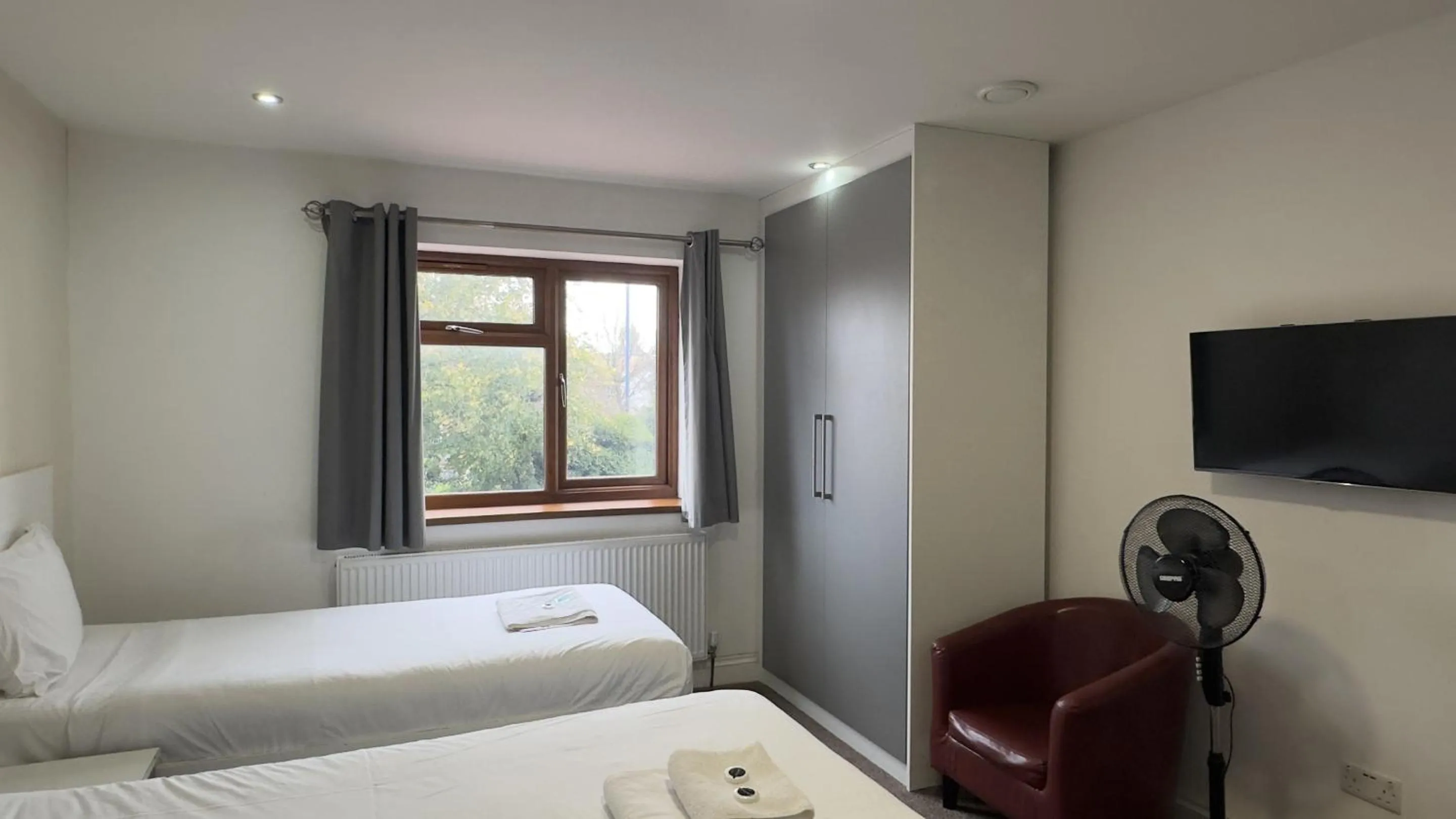 Bedroom, Bed in Heathrow Travellers Hub