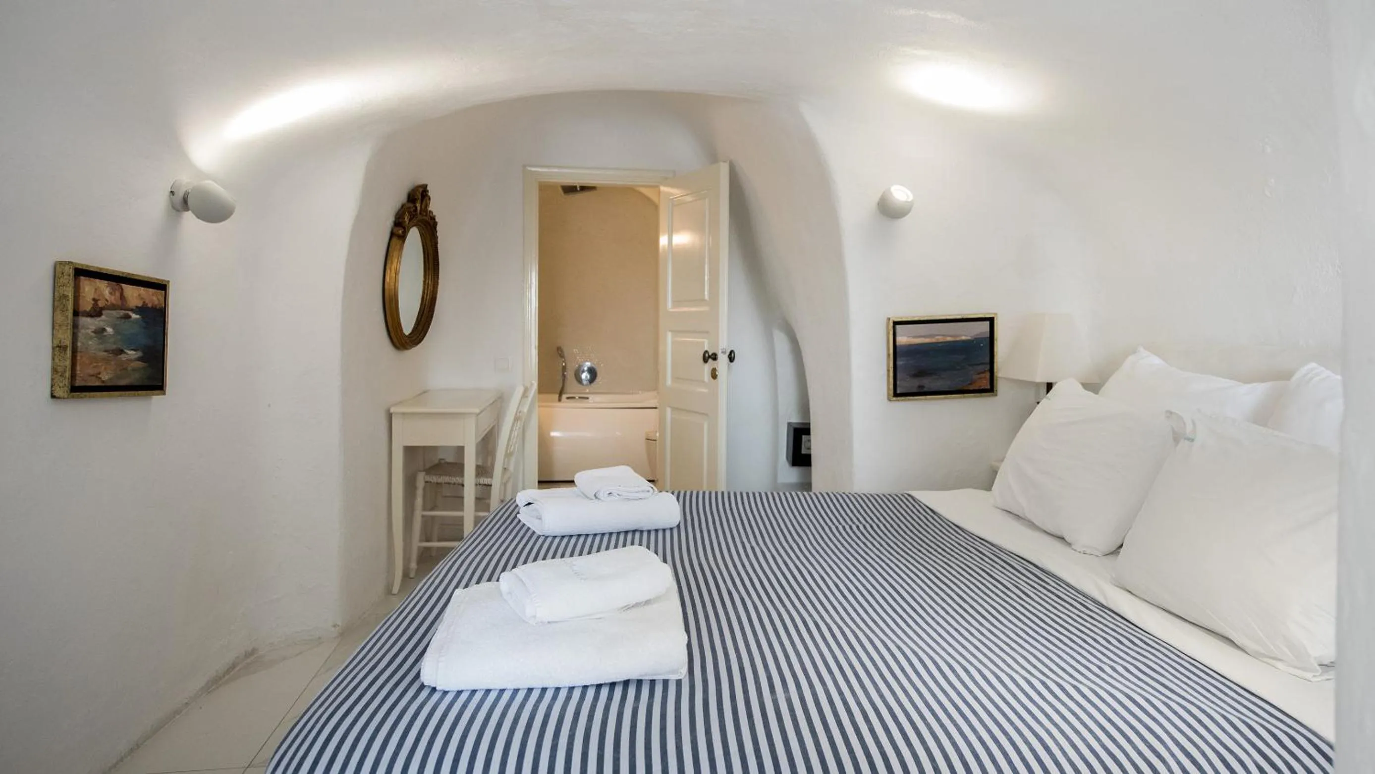 Bedroom, Bed in Alexander Villas