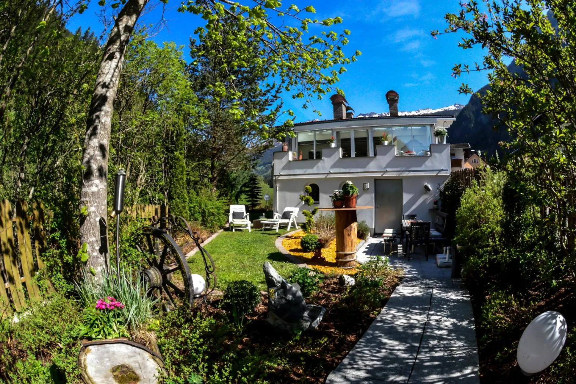 Garden view in AlpinDesign Kaunertal