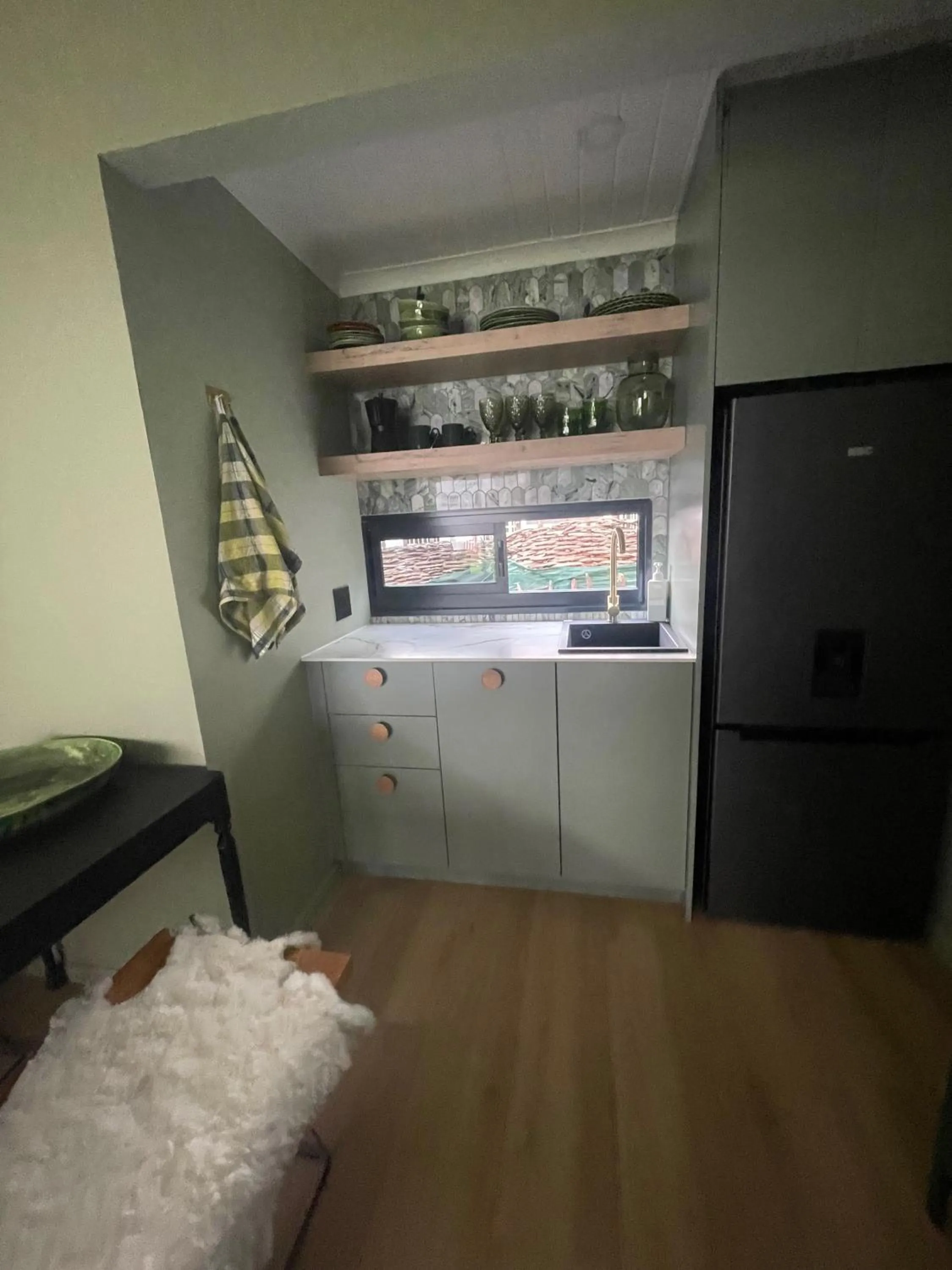 Kitchen or kitchenette in InAweStays Holiday Homes