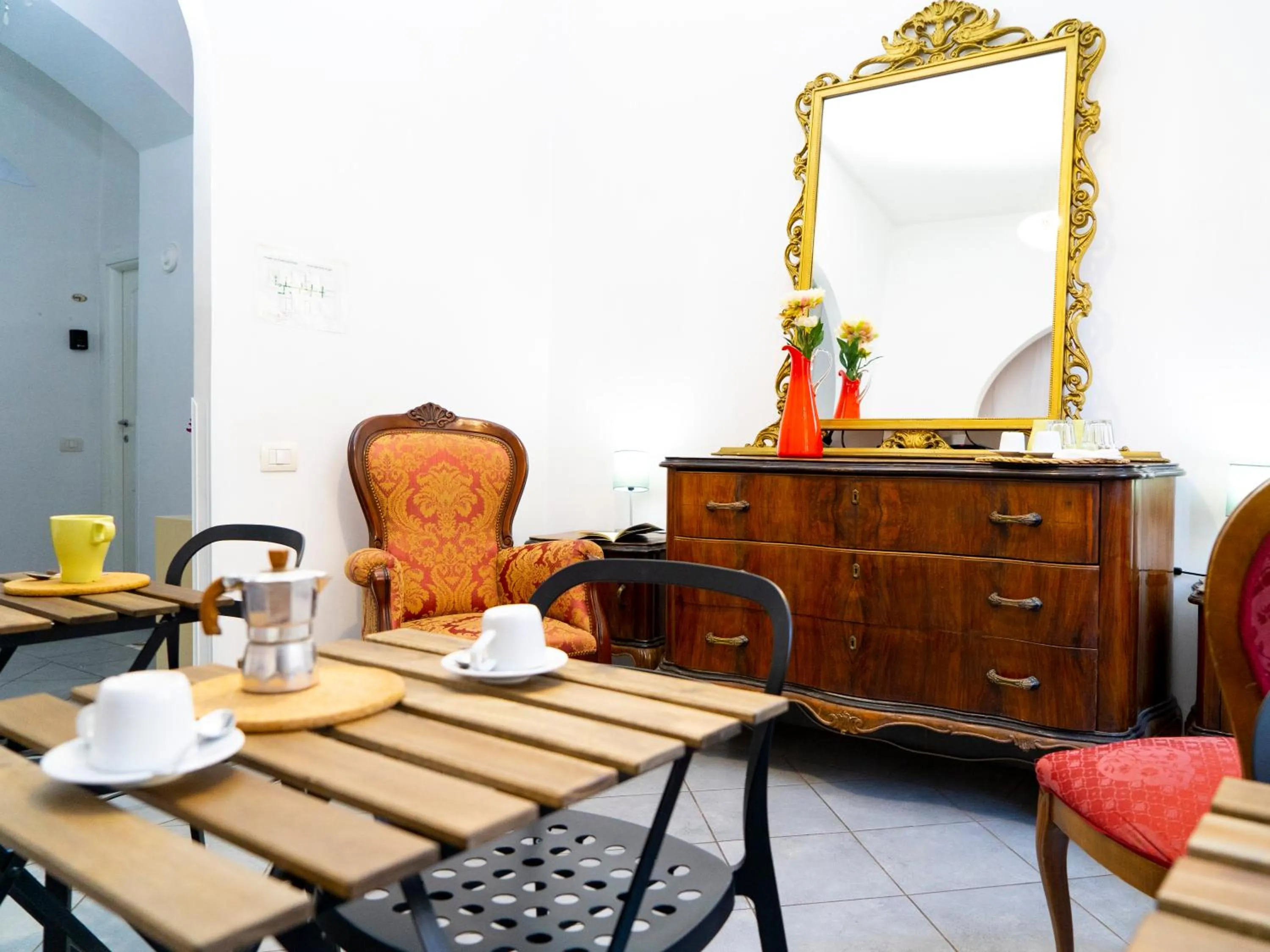 Communal lounge/ TV room in Salotto Piramide