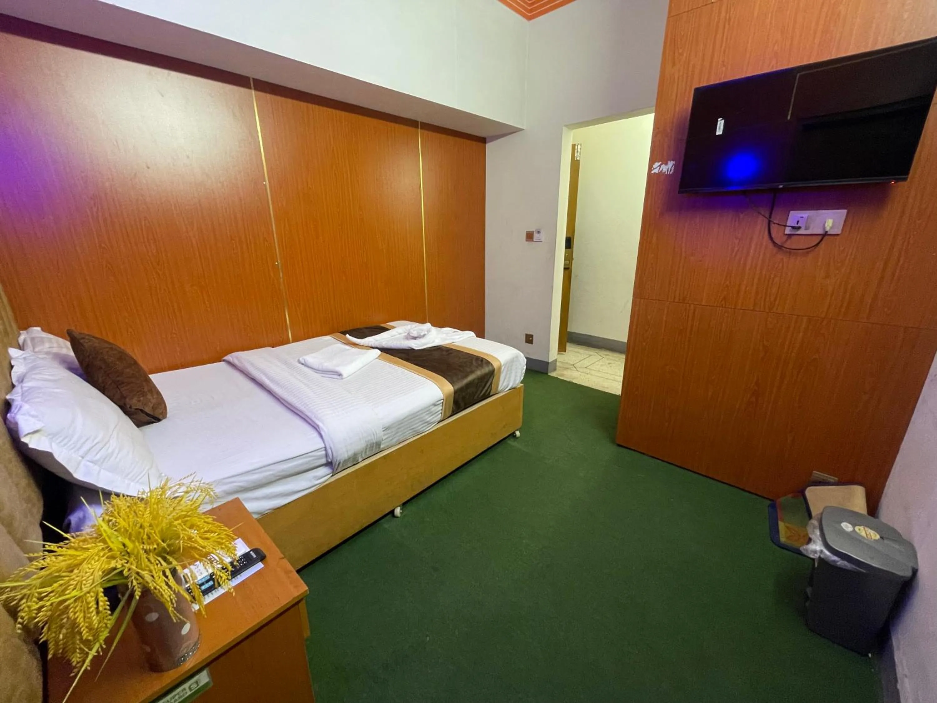 TV and multimedia, Bed in Hotel Rosewood Uttara