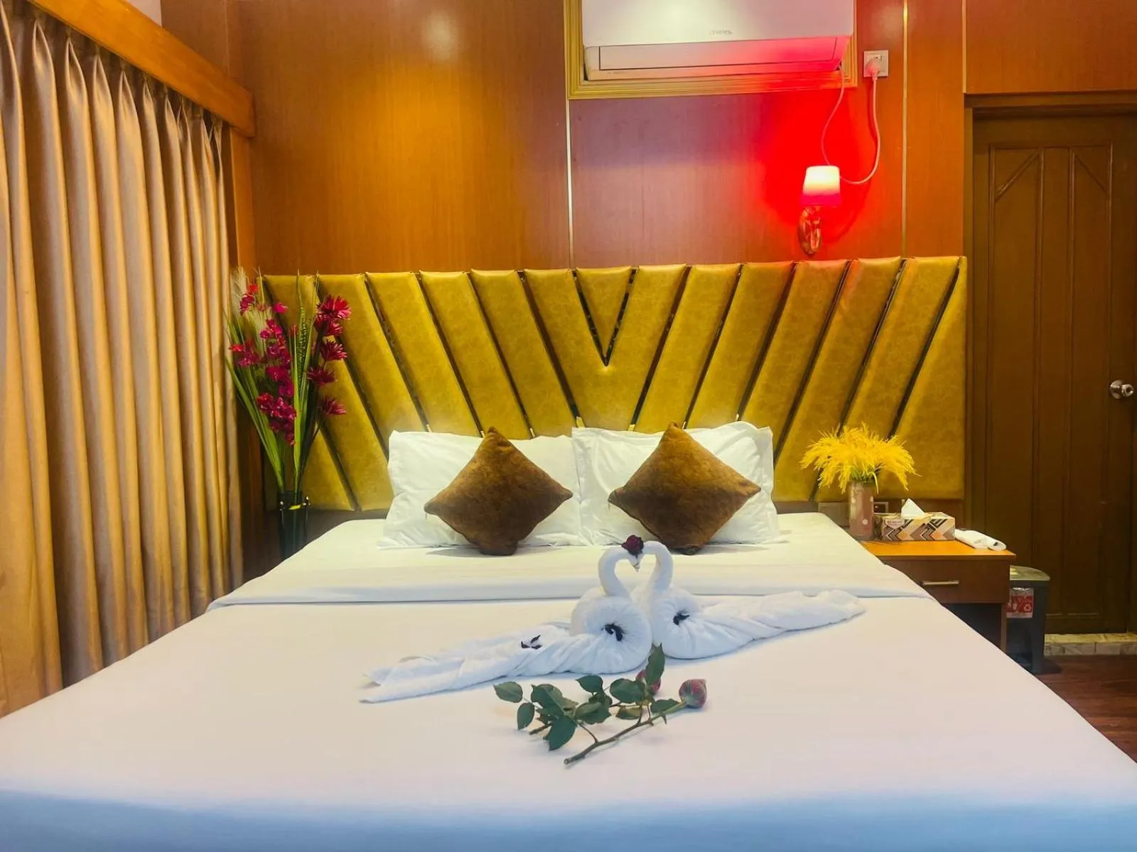 Bed in Hotel Rosewood Uttara