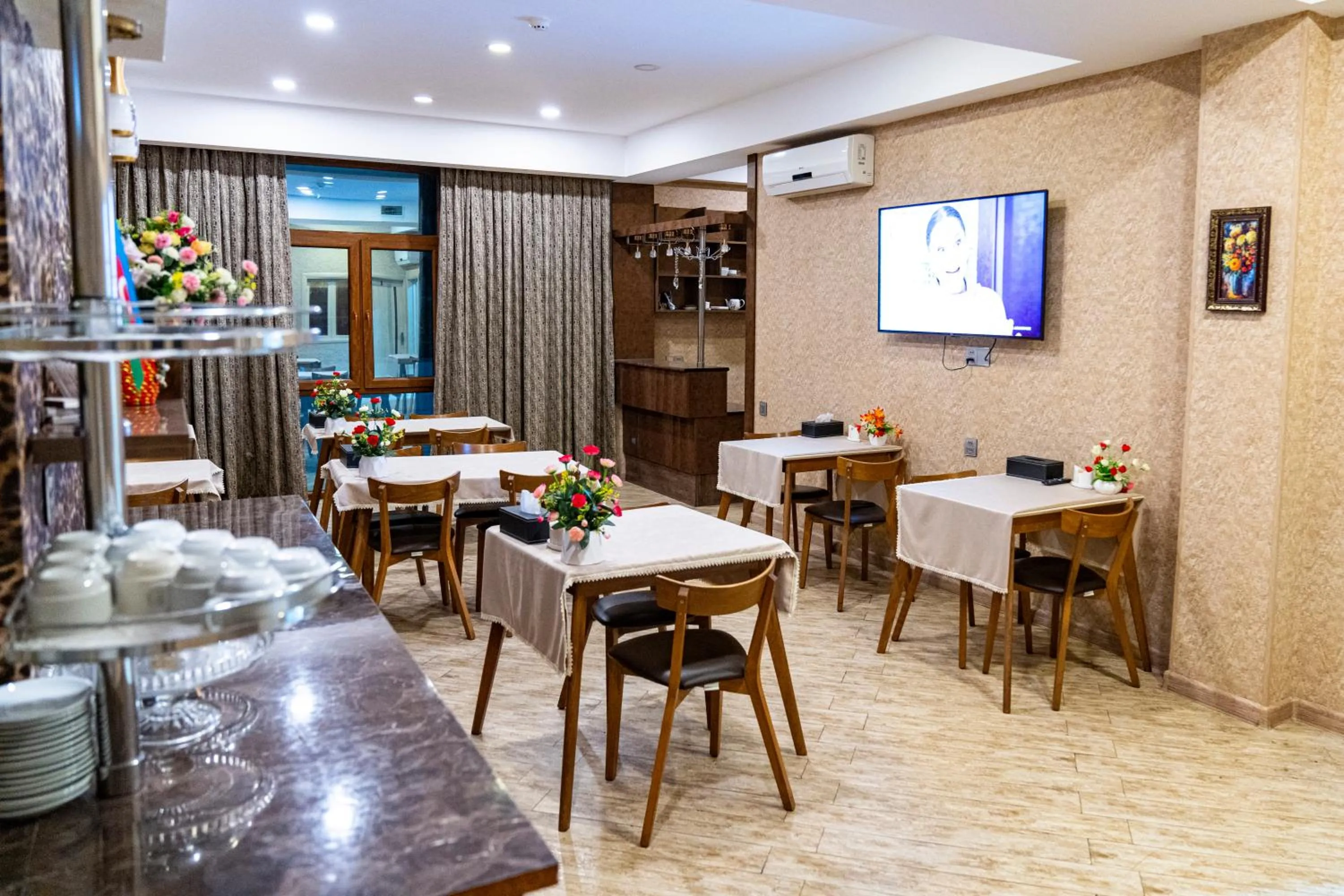 Restaurant/places to eat in Sebail Inn Hotel Badamdar and Shah Hostel