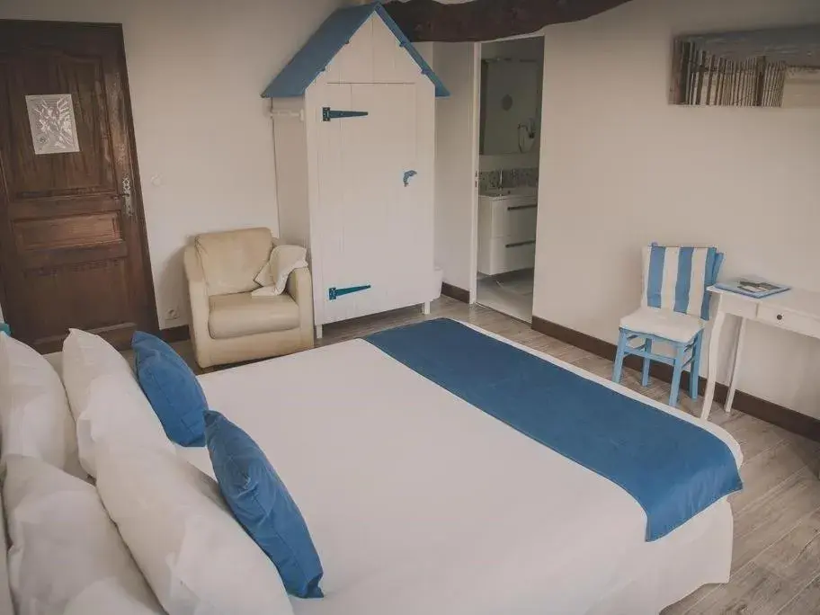 Double Room with Private Bathroom in La Maison Periot Double Room with Private Bathroom in La Maison Periot