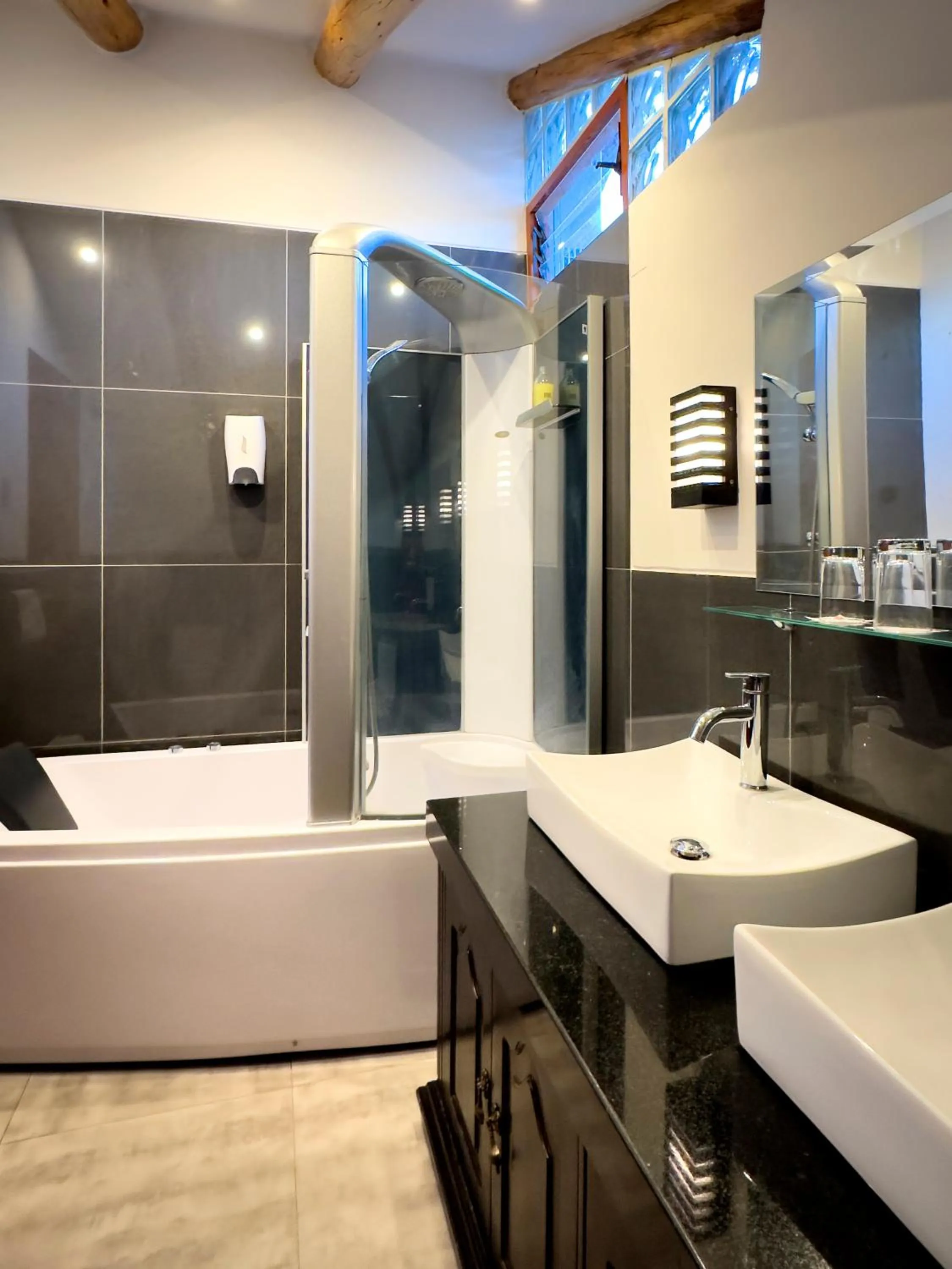 Shower in Illa Hotel