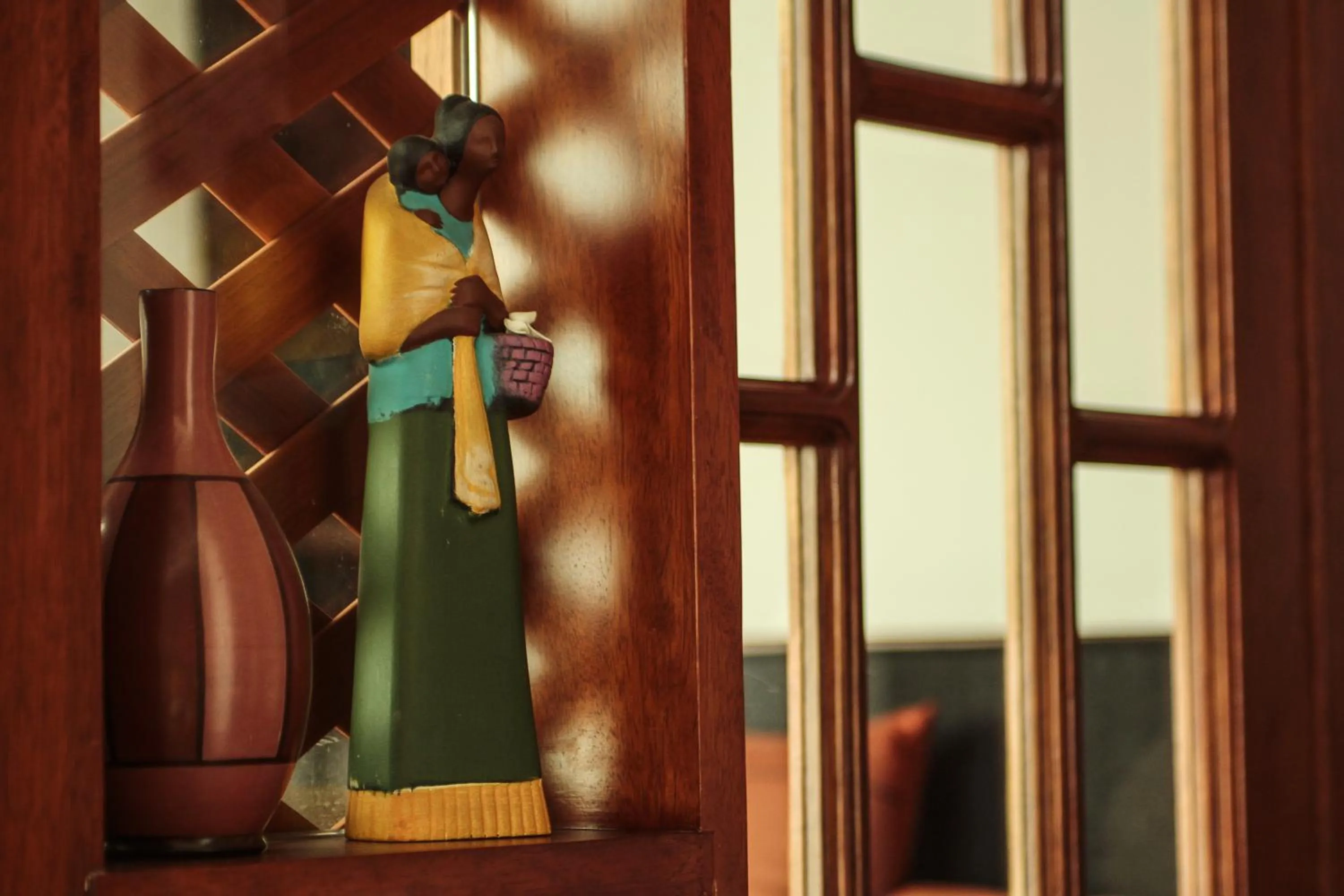 Communal lounge/ TV room in Illa Hotel