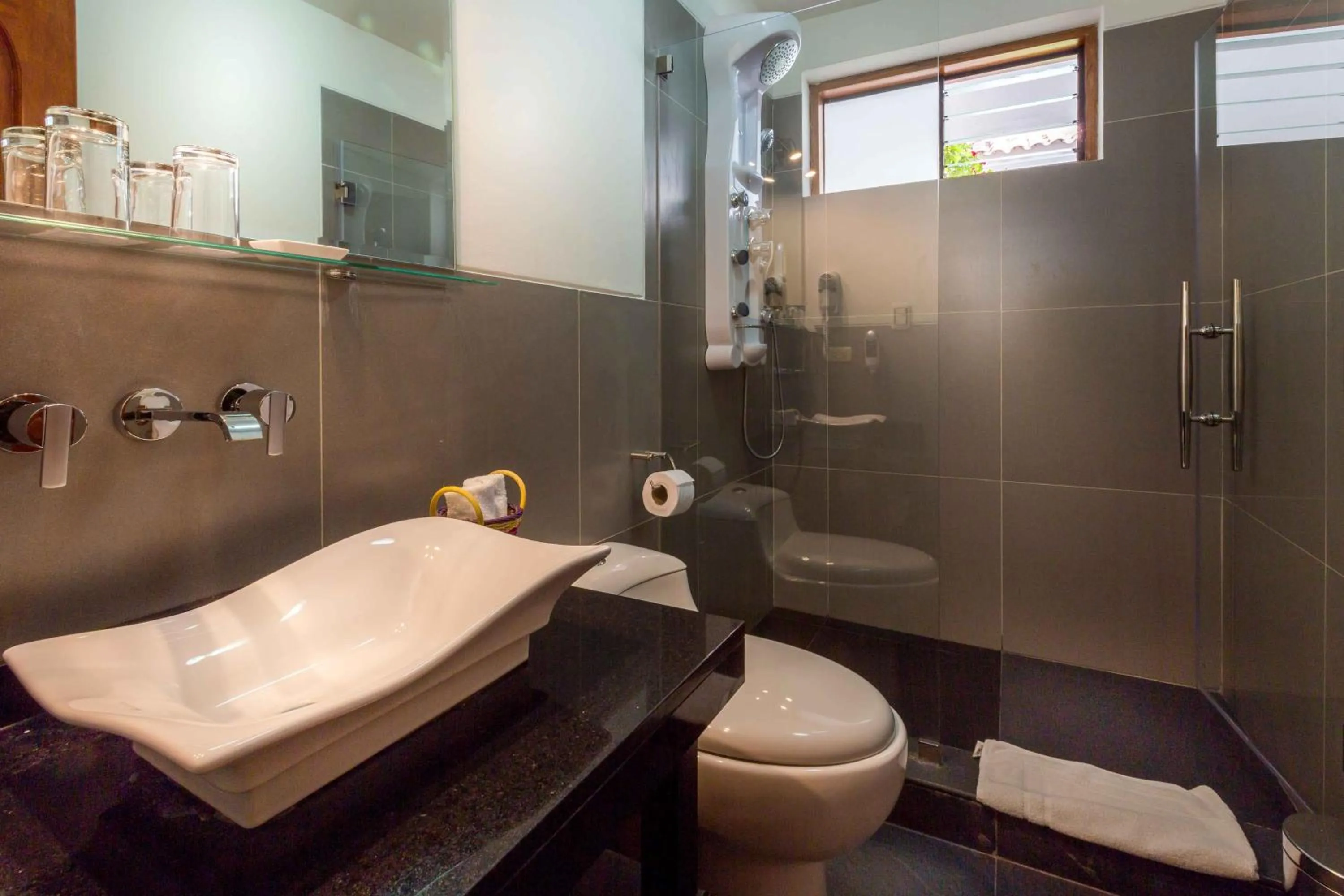 Bathroom in Illa Hotel