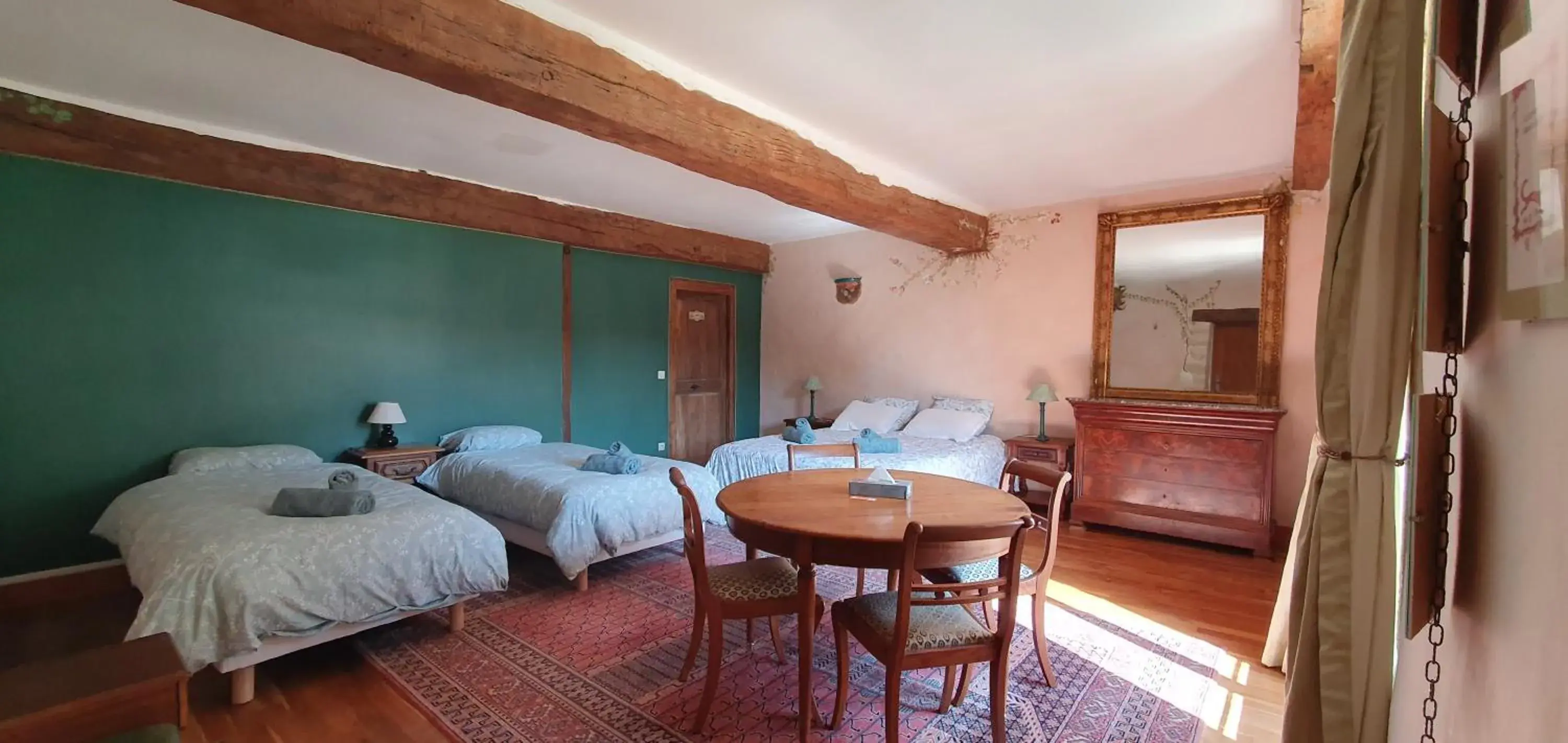 Quadruple Room with Shower in La Grande Vesvre Quadruple Room with Shower in La Grande Vesvre