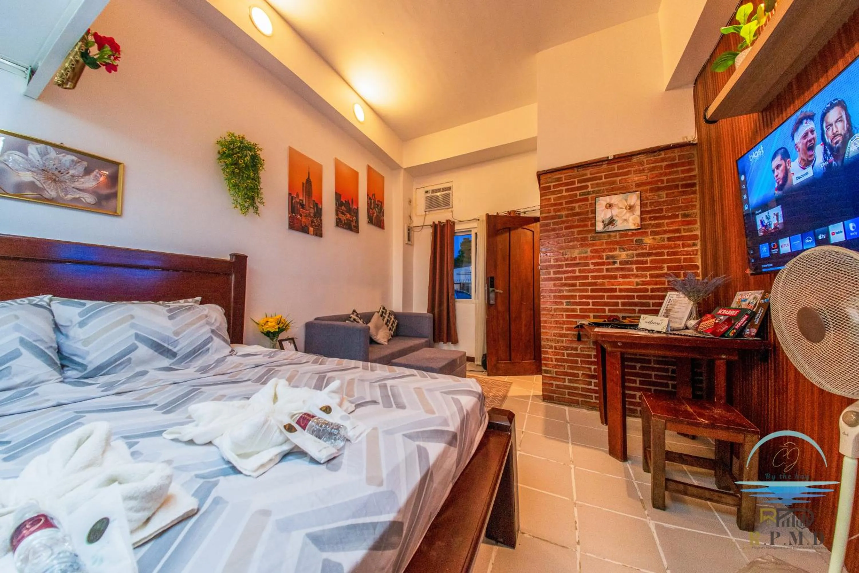 Communal lounge/ TV room, Bed in CJ by the Bay