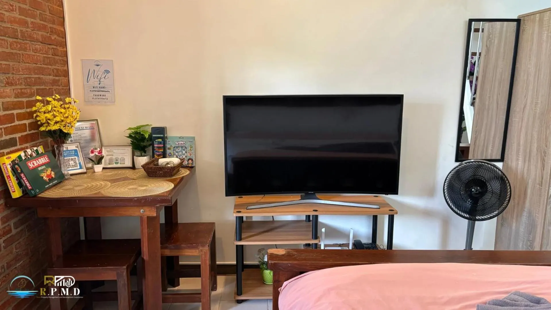 Communal lounge/ TV room in CJ by the Bay