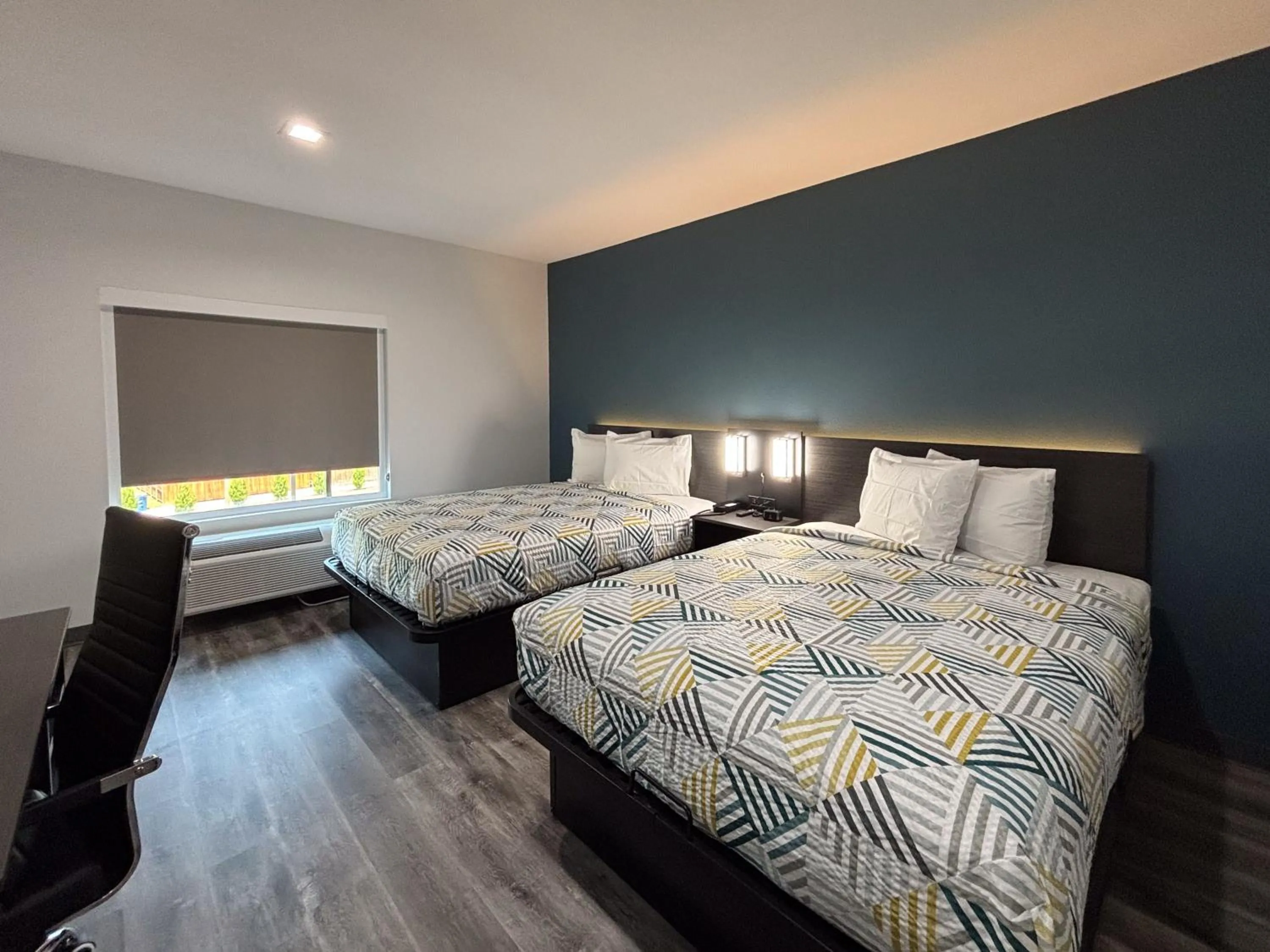 Photo of the whole room, Bed in Studio 6 Dallas, TX – Fair Park