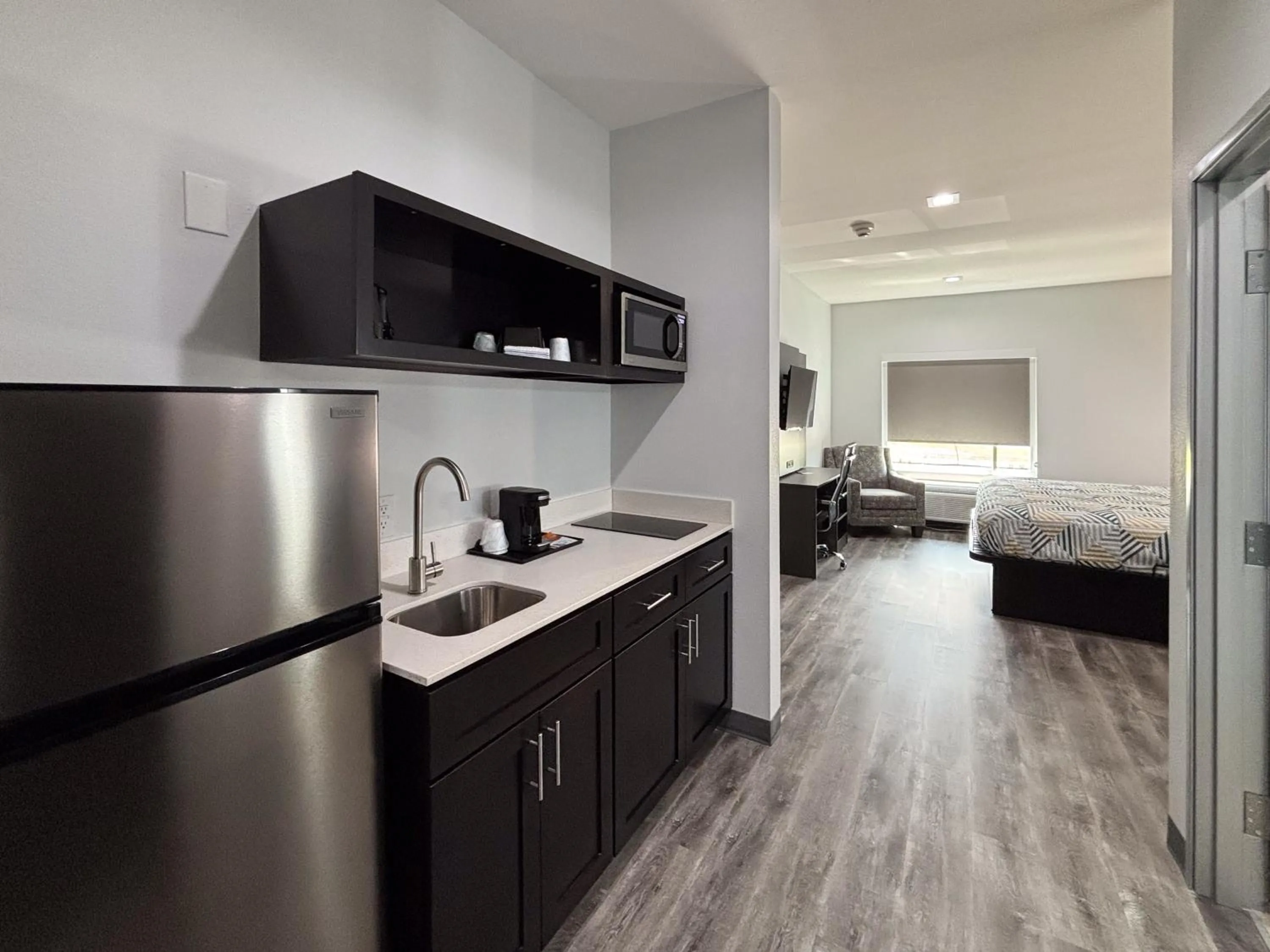 kitchen, Bed in Studio 6 Dallas, TX – Fair Park