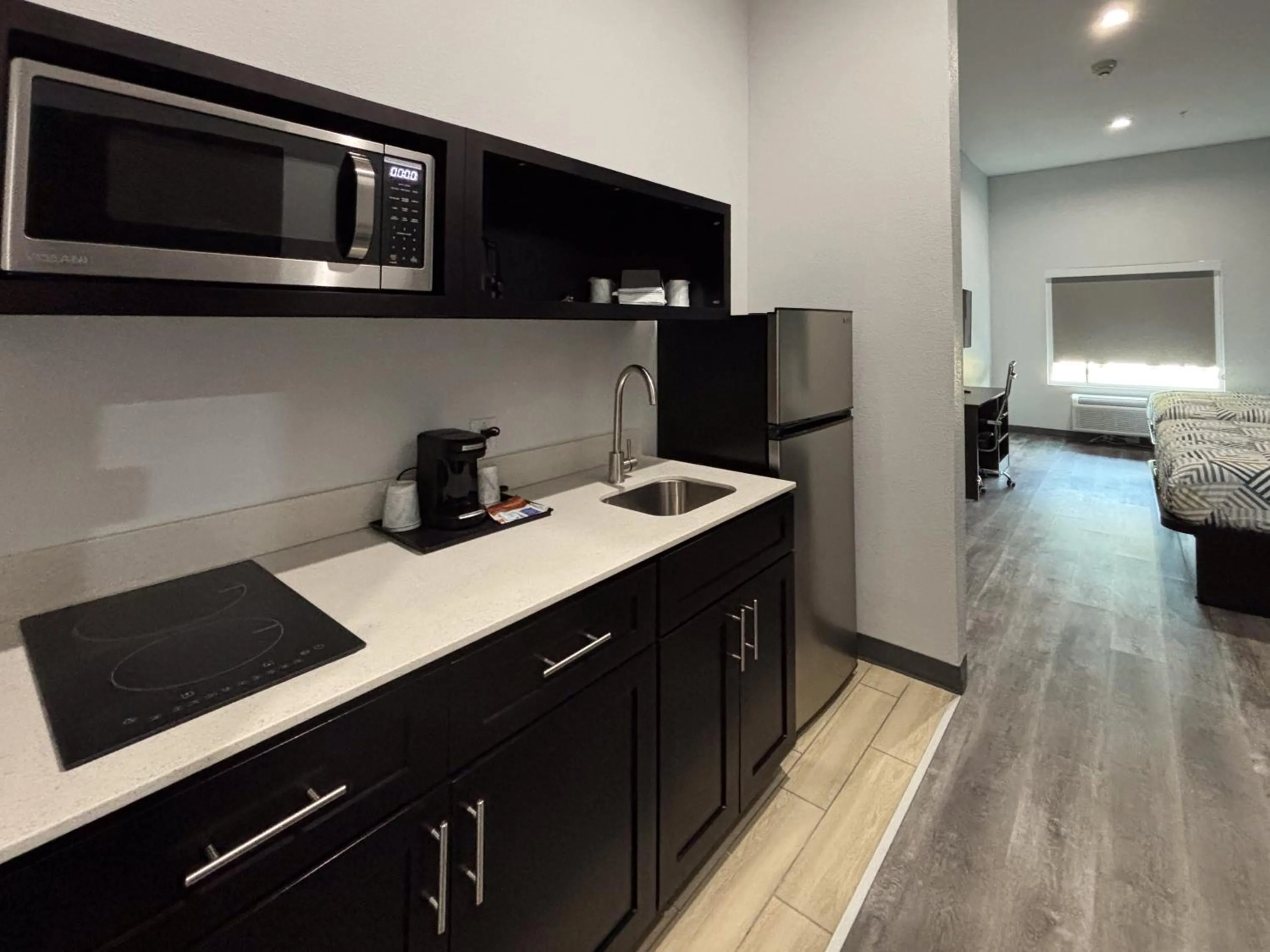 kitchen, Bed in Studio 6 Dallas, TX – Fair Park