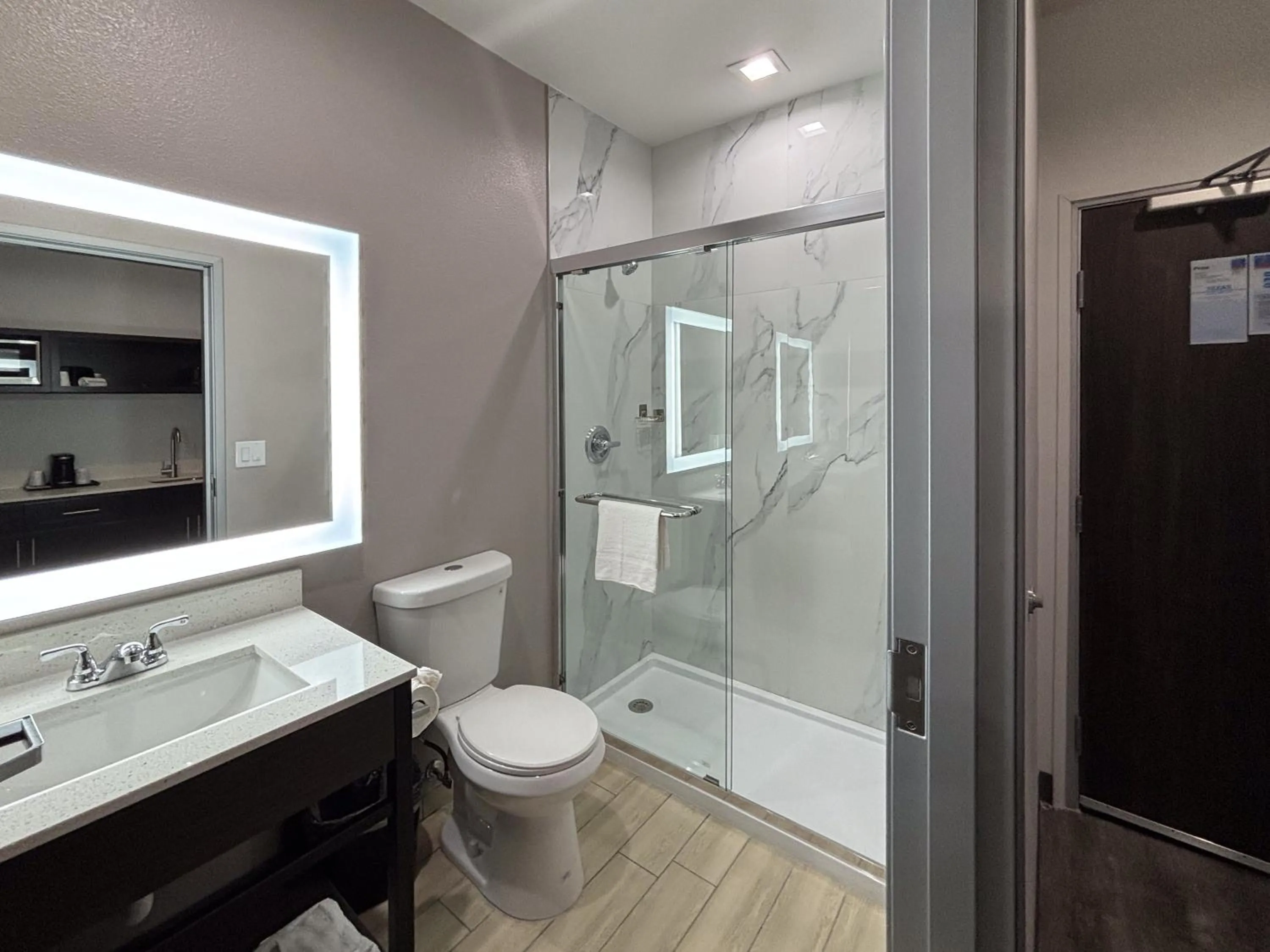 Bathroom in Studio 6 Dallas, TX – Fair Park