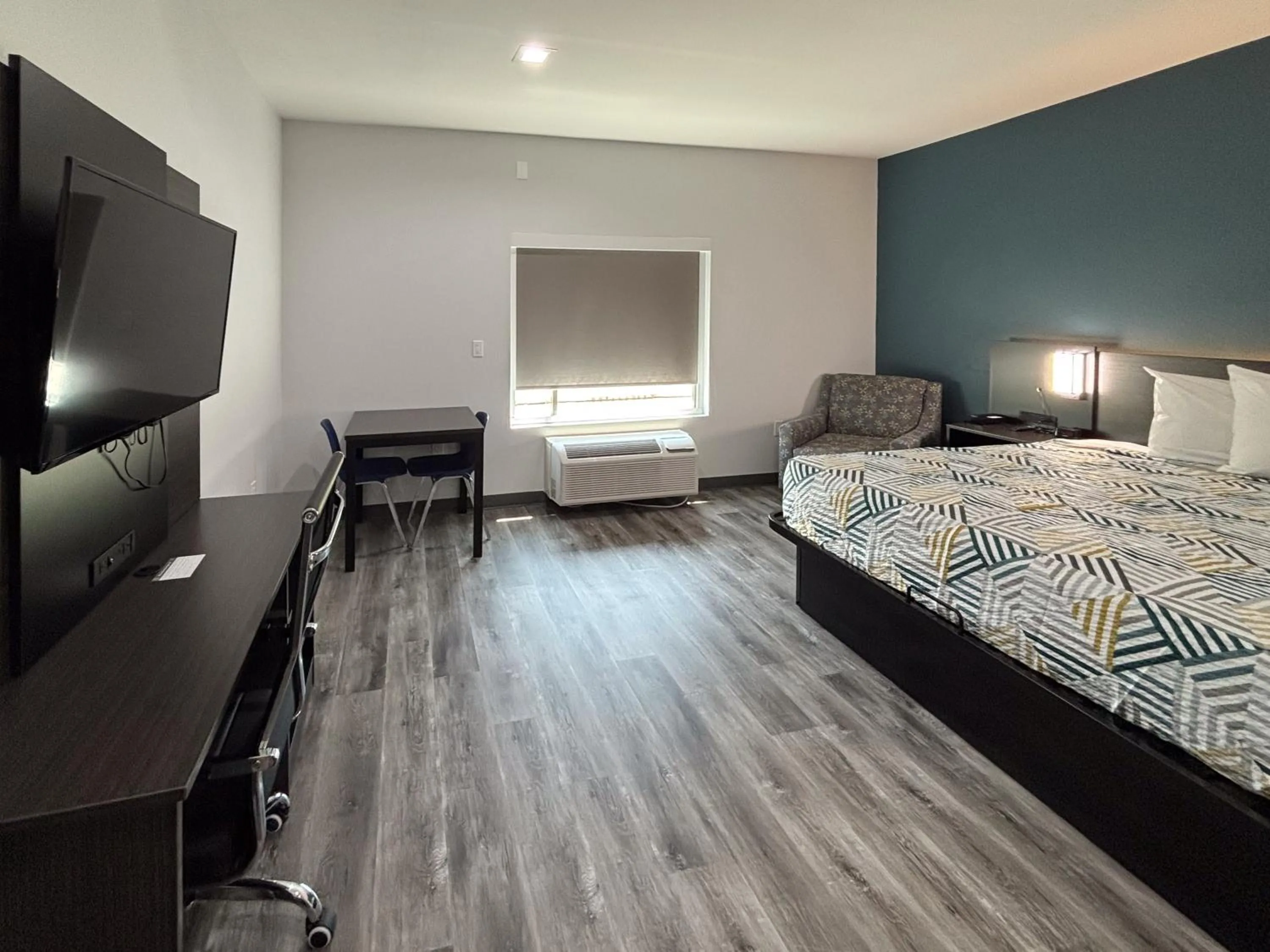 Bedroom, Bed in Studio 6 Dallas, TX – Fair Park