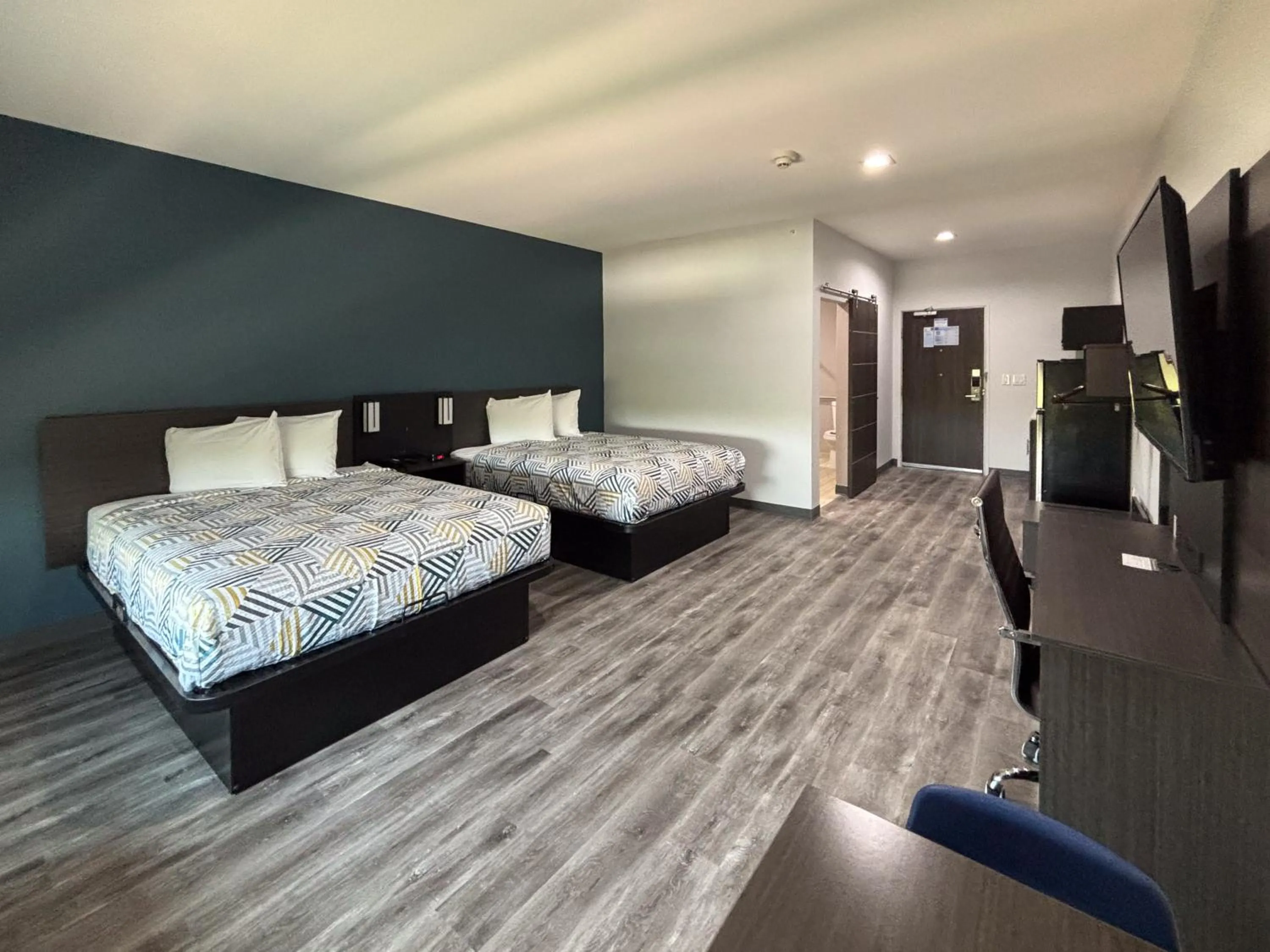 Photo of the whole room, Bed in Studio 6 Dallas, TX – Fair Park