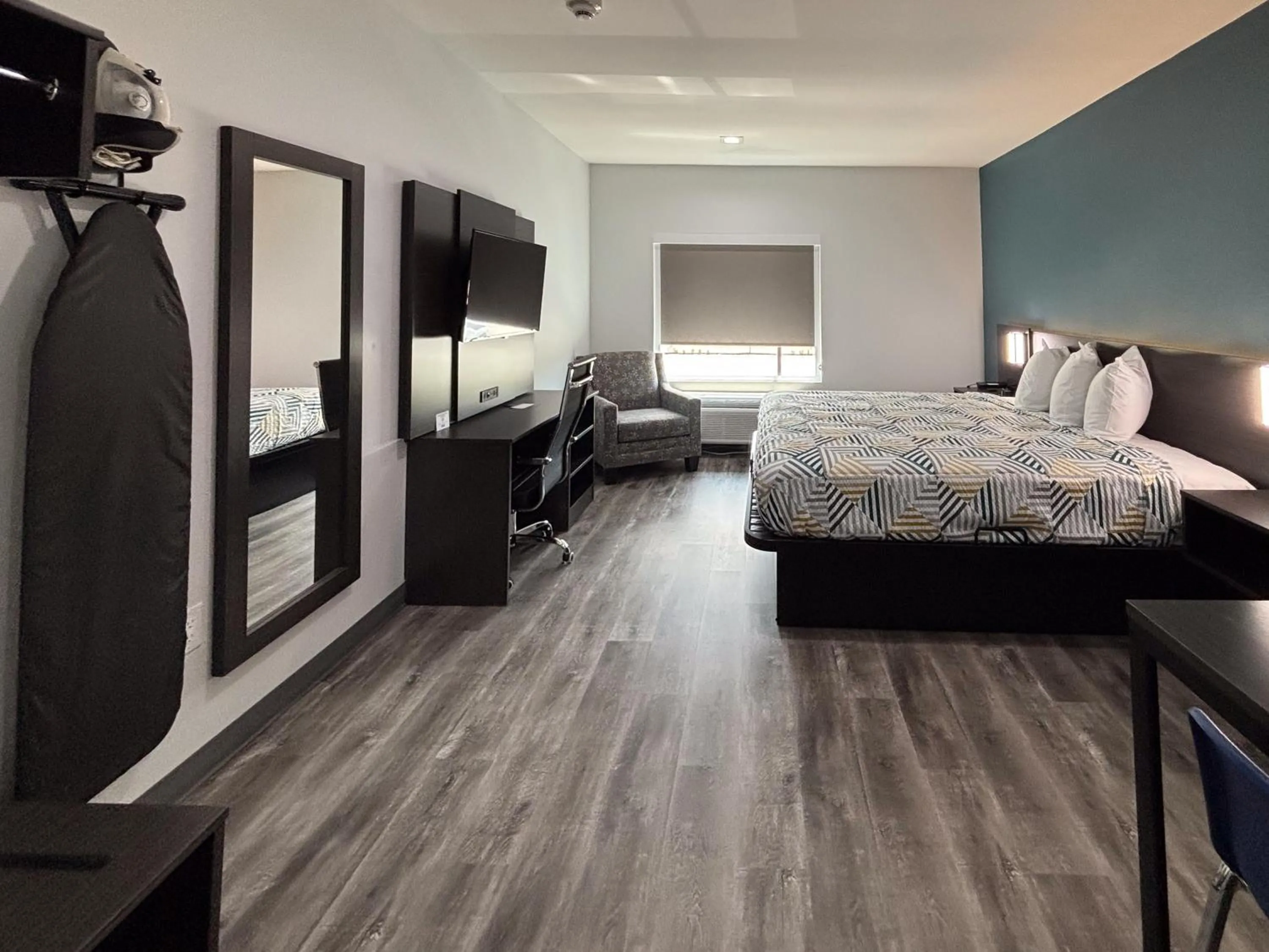 Bedroom, Bed in Studio 6 Dallas, TX – Fair Park