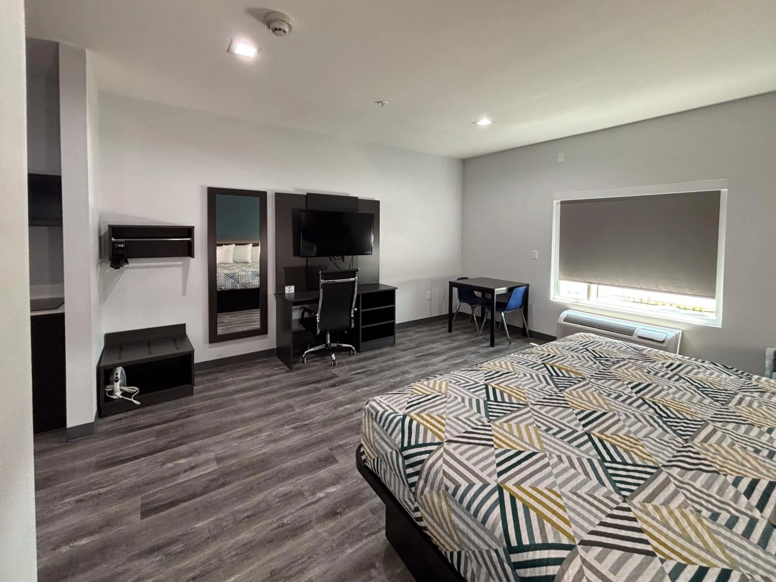 Bedroom, Bed in Studio 6 Dallas, TX – Fair Park