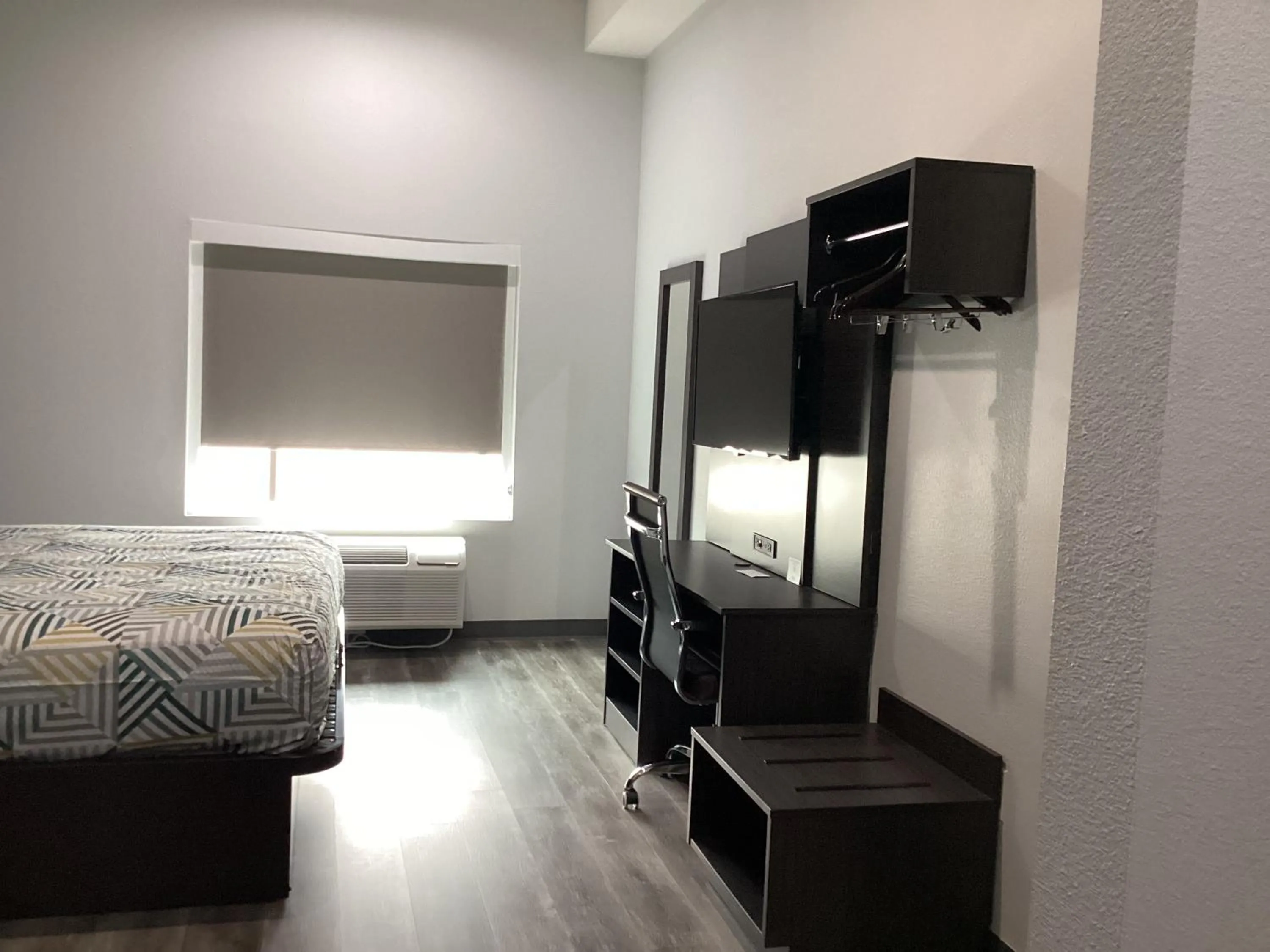 TV and multimedia, Bed in Studio 6 Dallas, TX – Fair Park