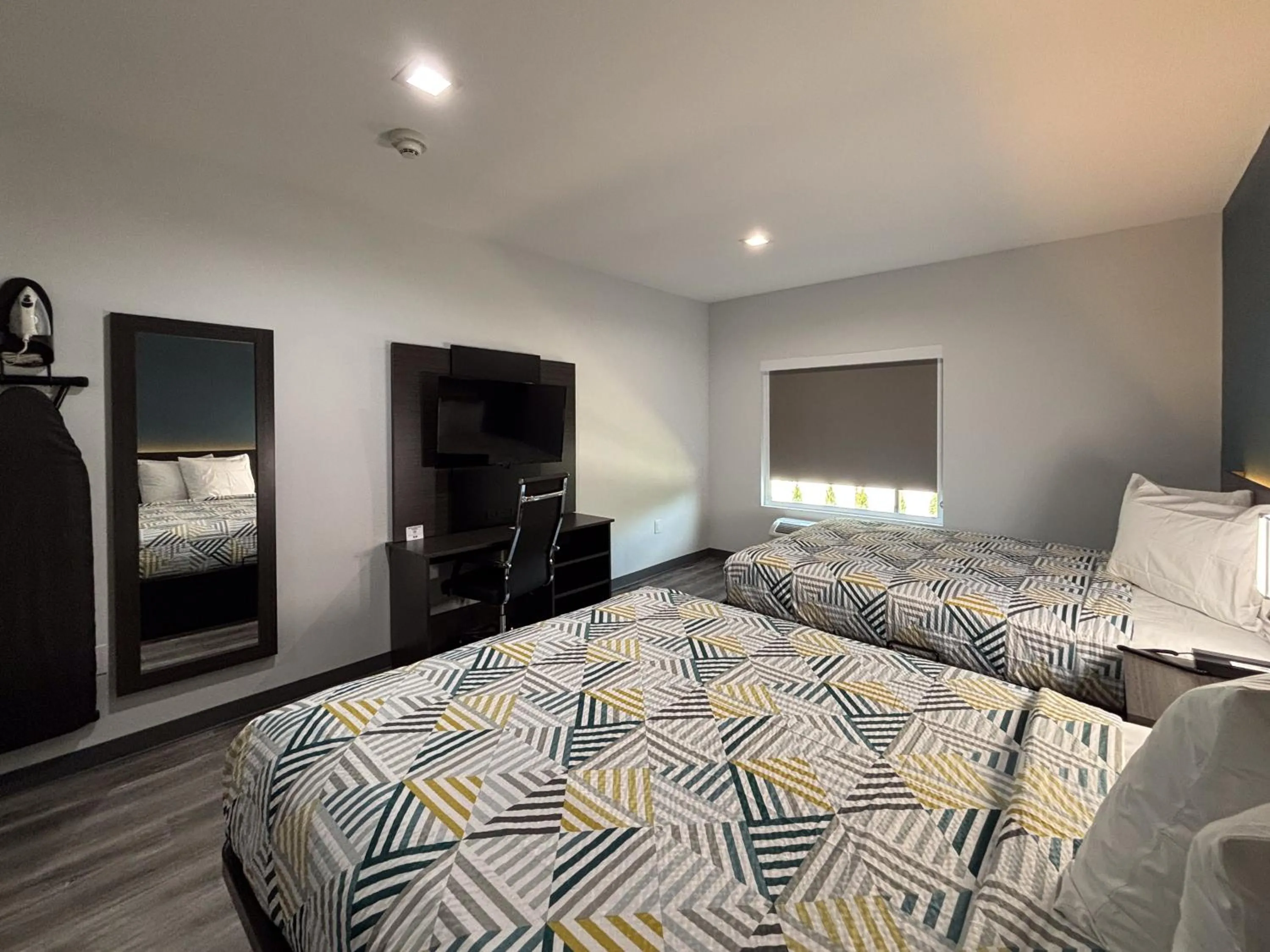 Bedroom, Bed in Studio 6 Dallas, TX – Fair Park