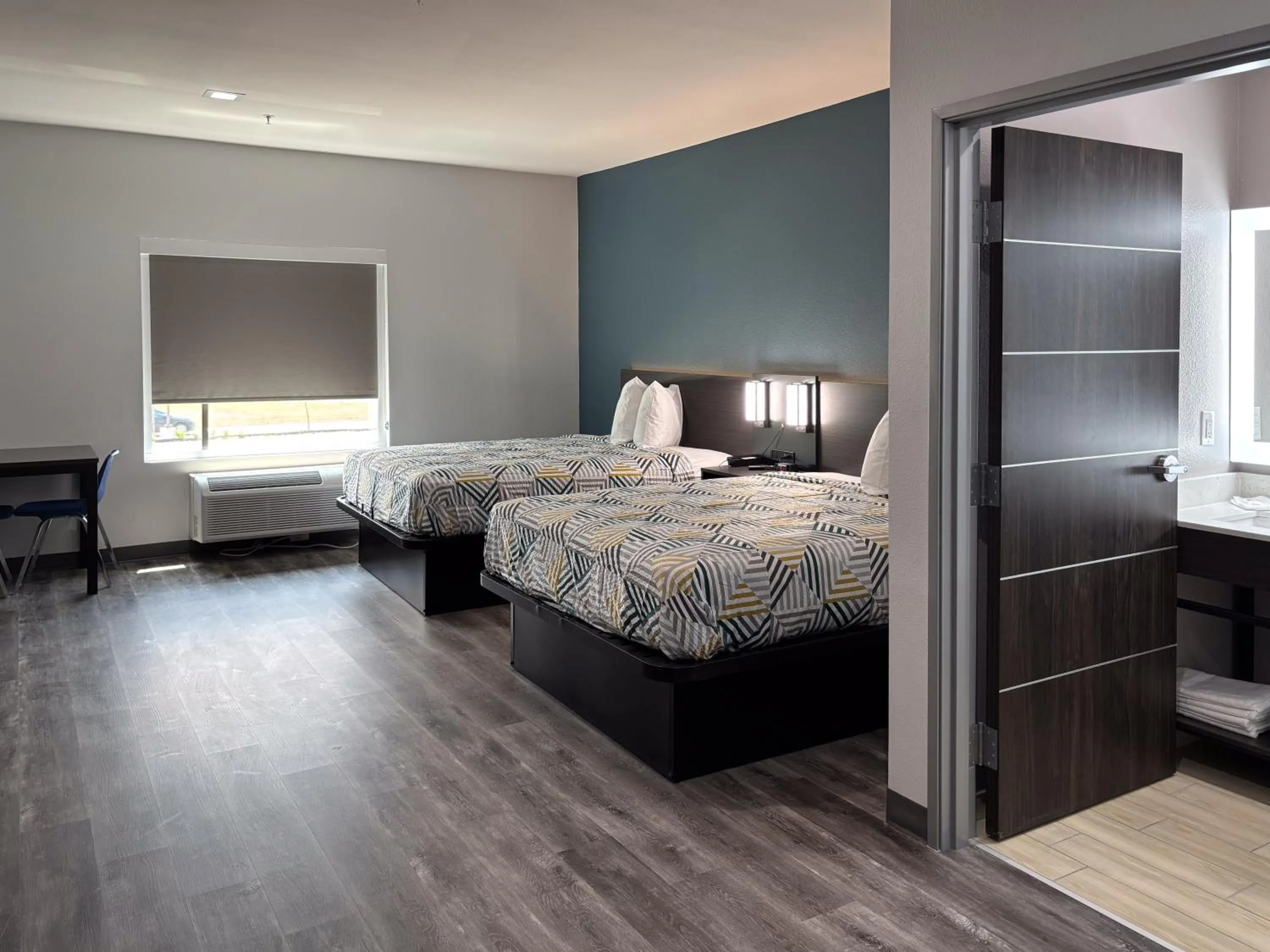 Bedroom, Bed in Studio 6 Dallas, TX – Fair Park