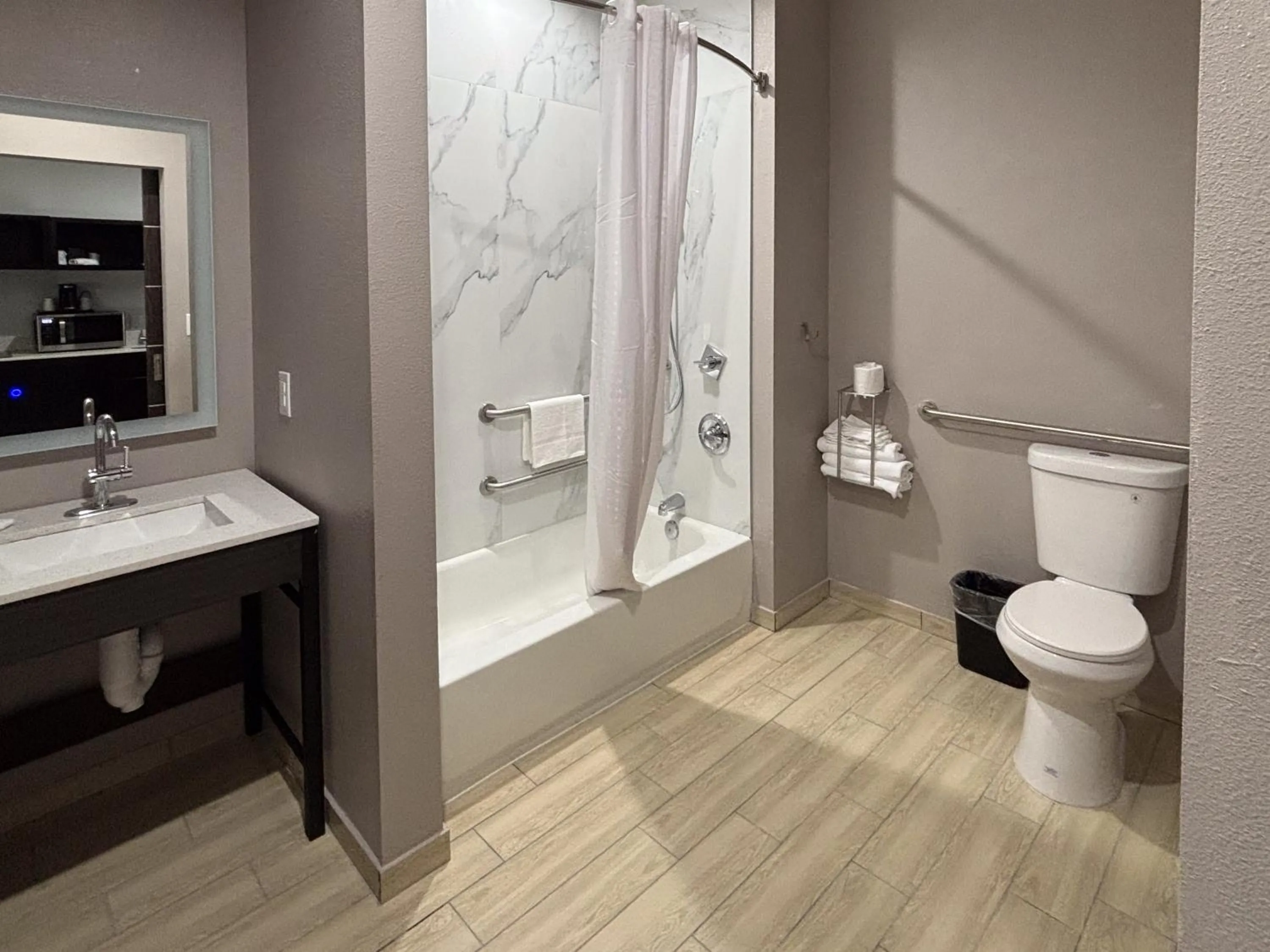 Bathroom in Studio 6 Dallas, TX – Fair Park