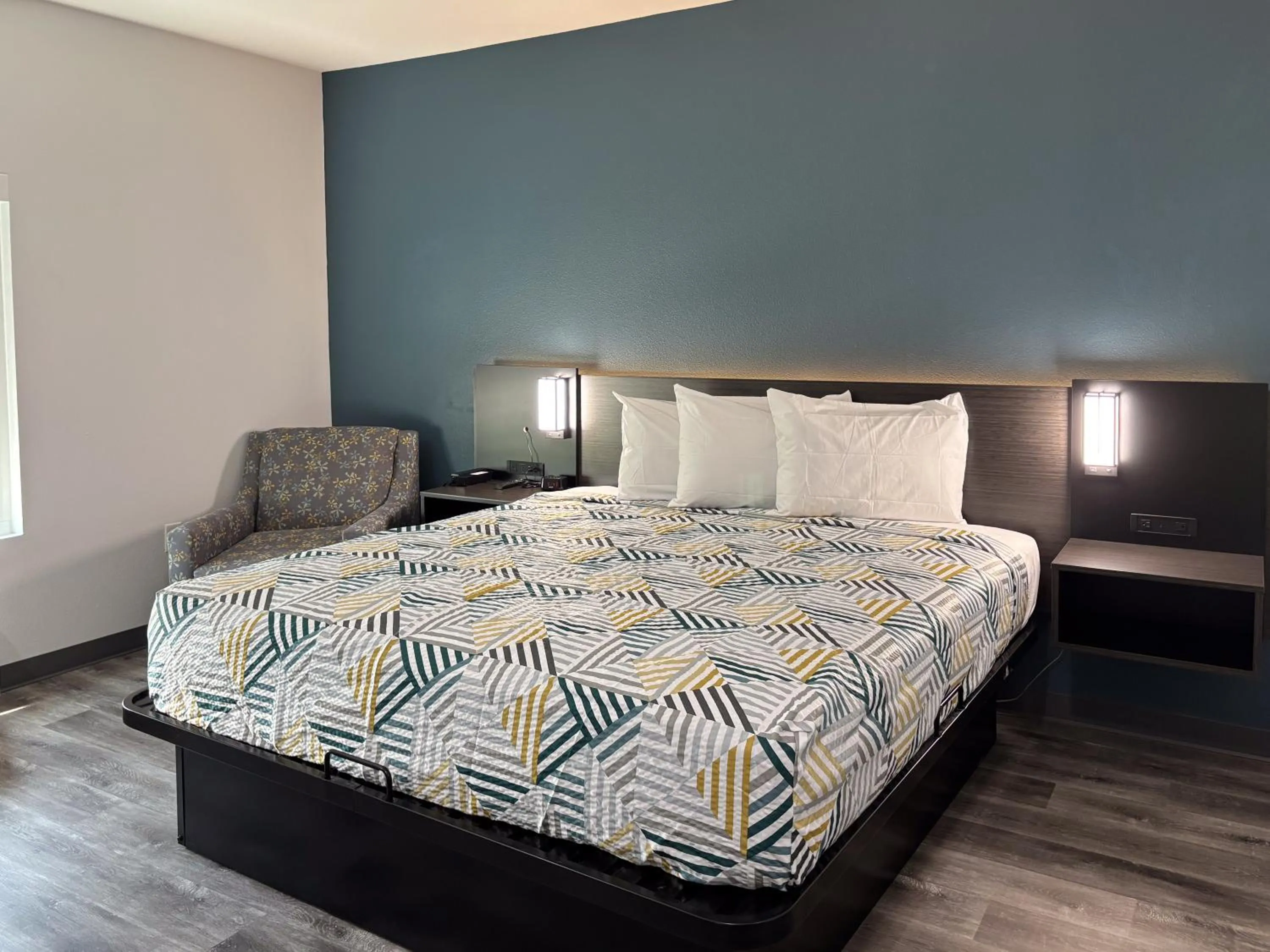 Bedroom, Bed in Studio 6 Dallas, TX – Fair Park