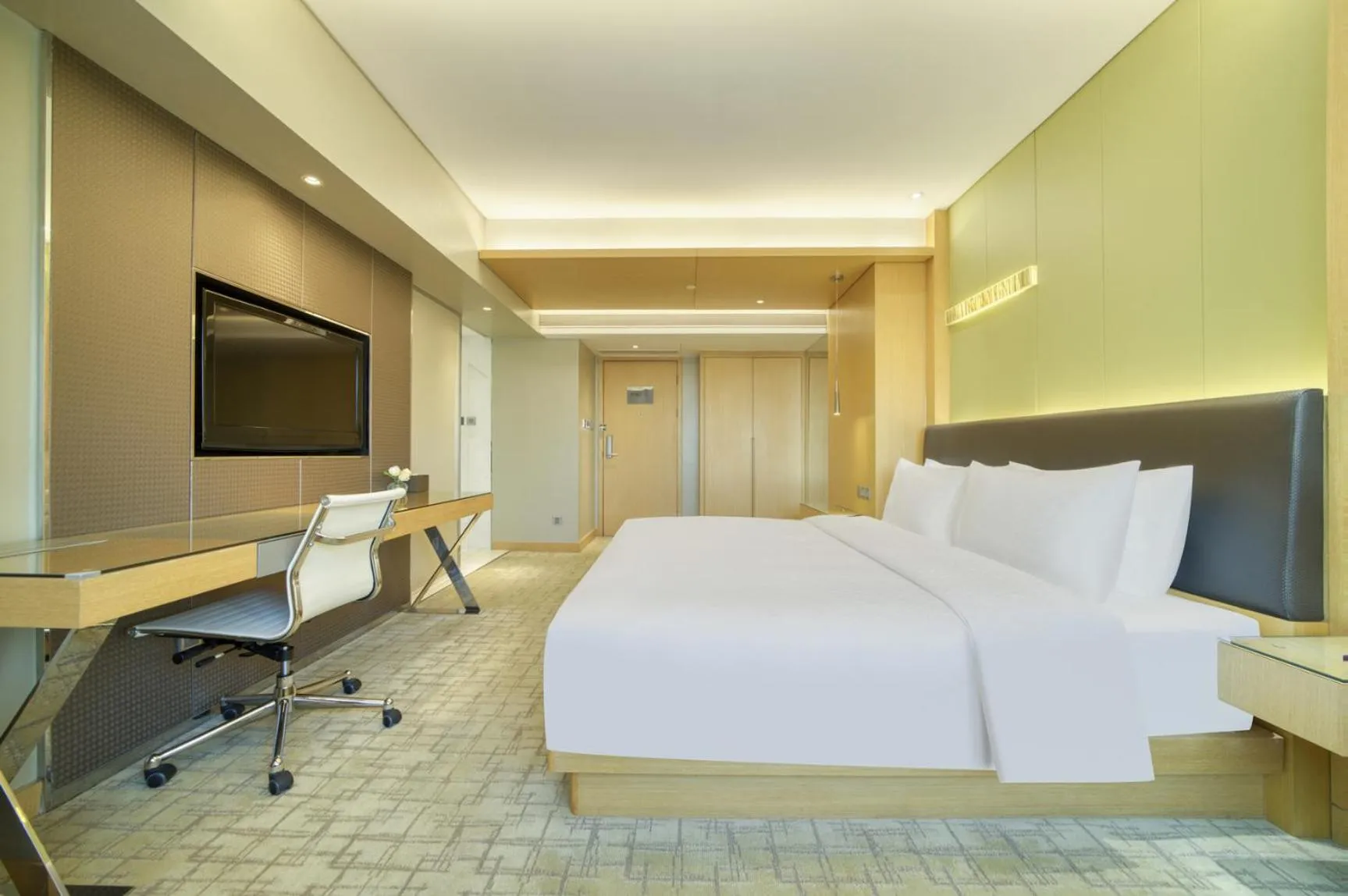 Photo of the whole room, Bed in Hangzhou Tower Hotel