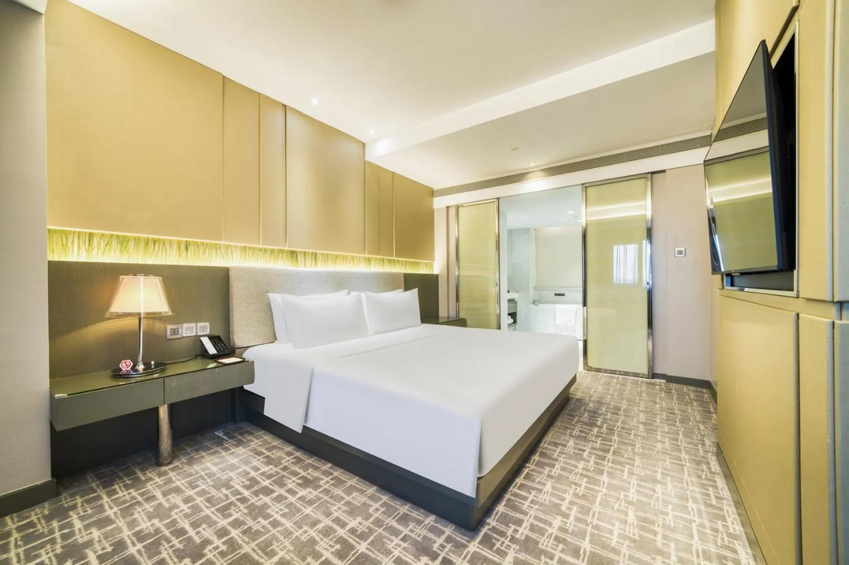 Photo of the whole room, Bed in Hangzhou Tower Hotel