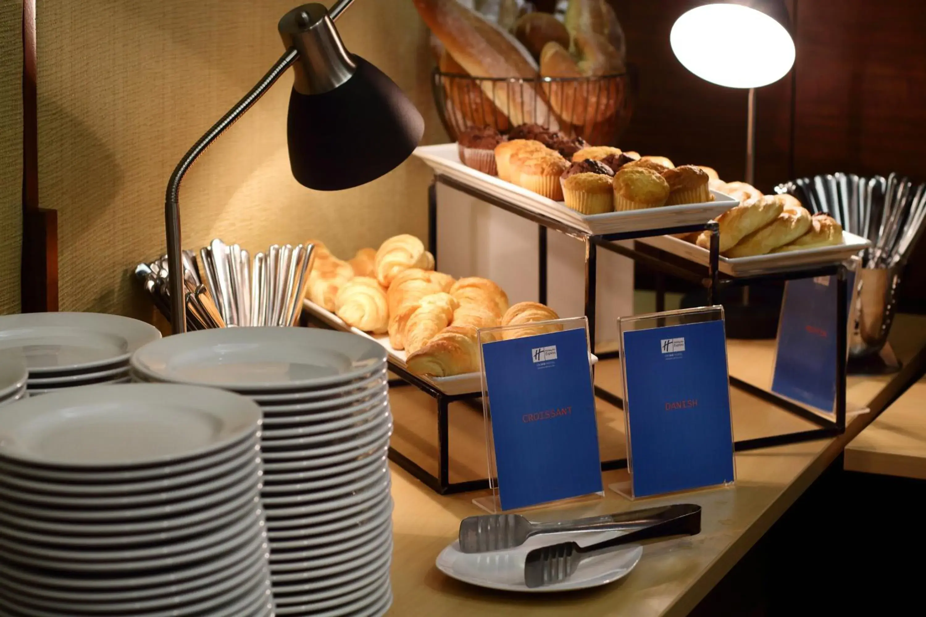 Food and drinks in Holiday Inn Express Semarang Simpang Lima by IHG Food and drinks in Holiday Inn Express Semarang Simpang Lima by IHG