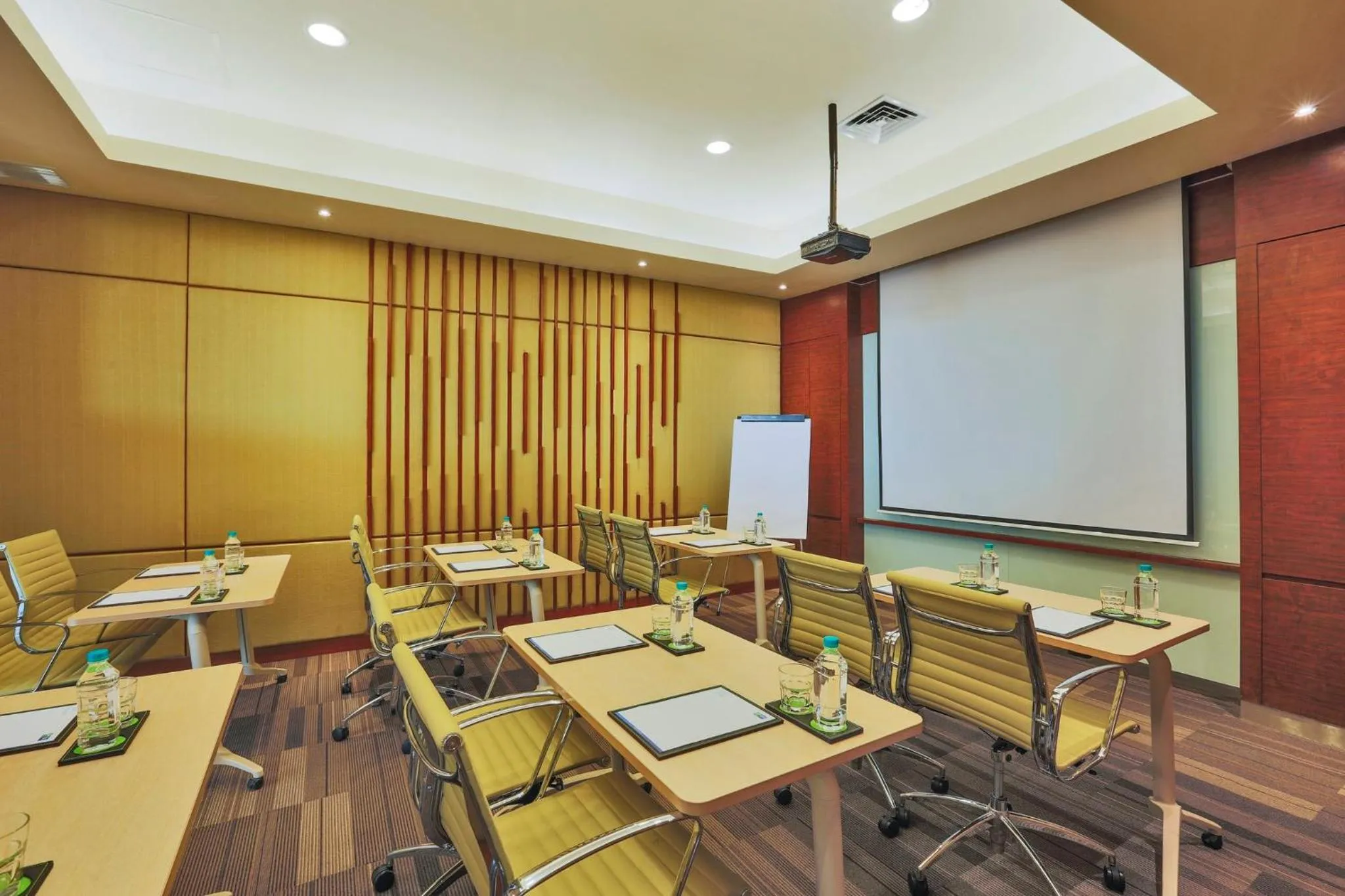 Meeting/conference room in Holiday Inn Express Semarang Simpang Lima by IHG