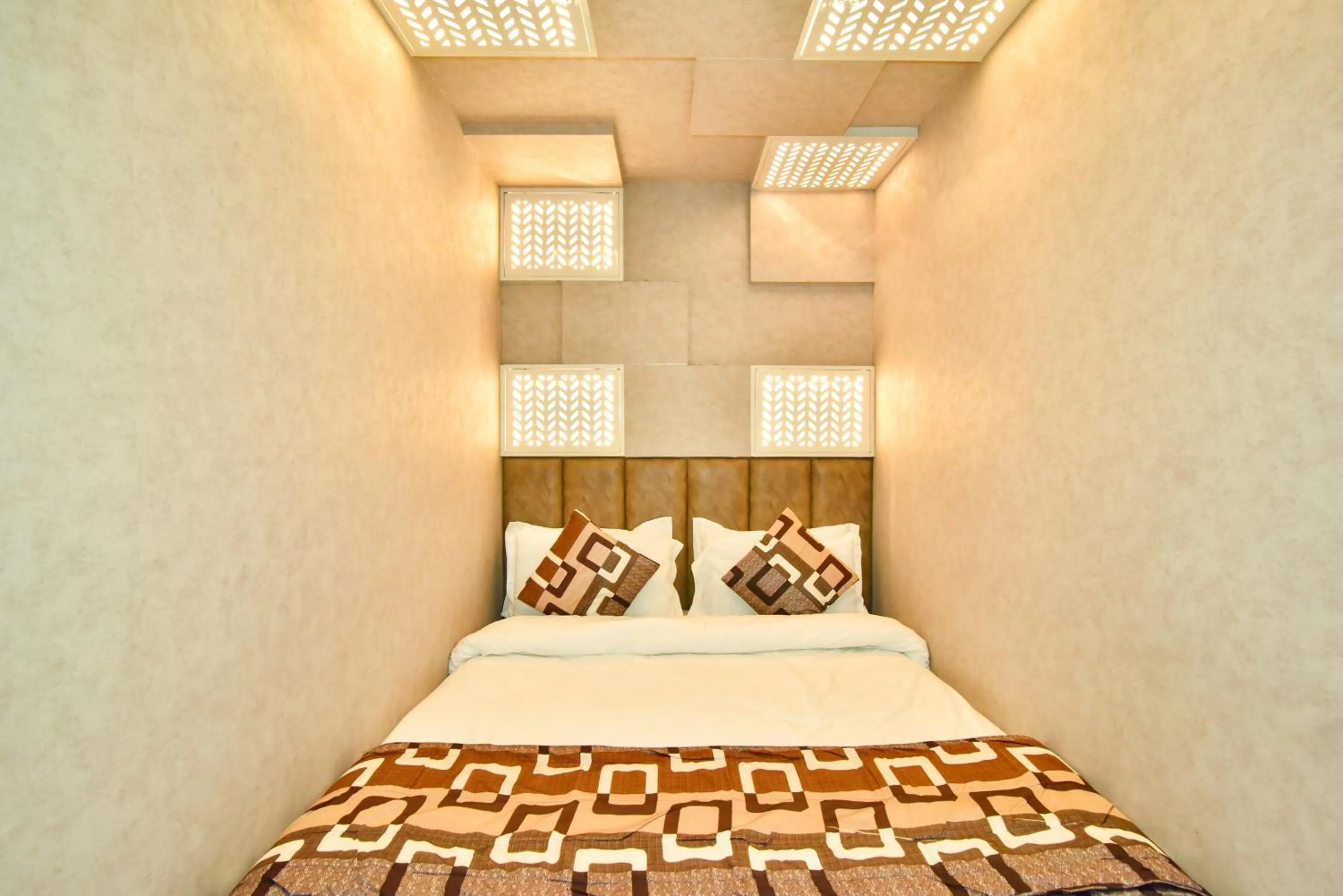 Bed in Hotel Sapphire Opposite Golden Temple