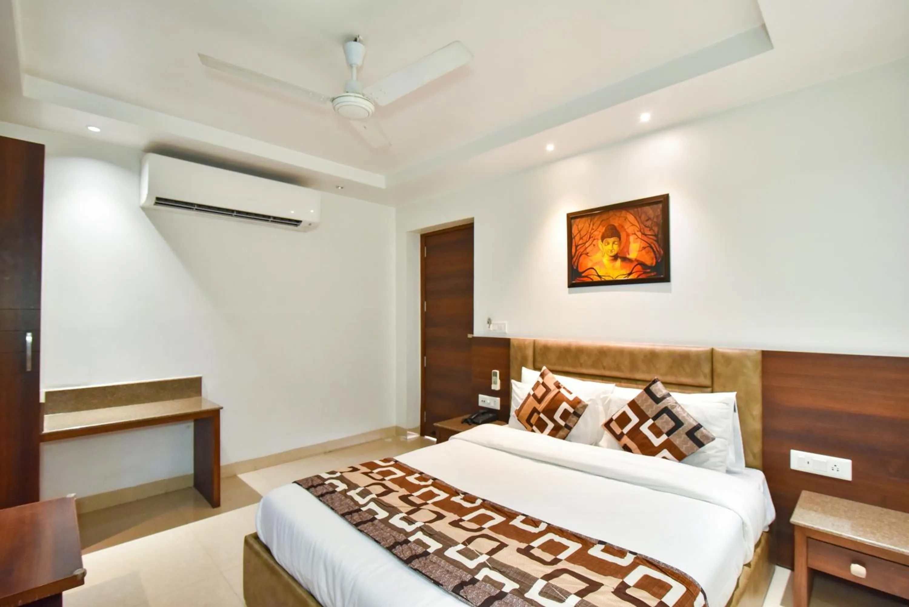 Bed in Hotel Sapphire Opposite Golden Temple