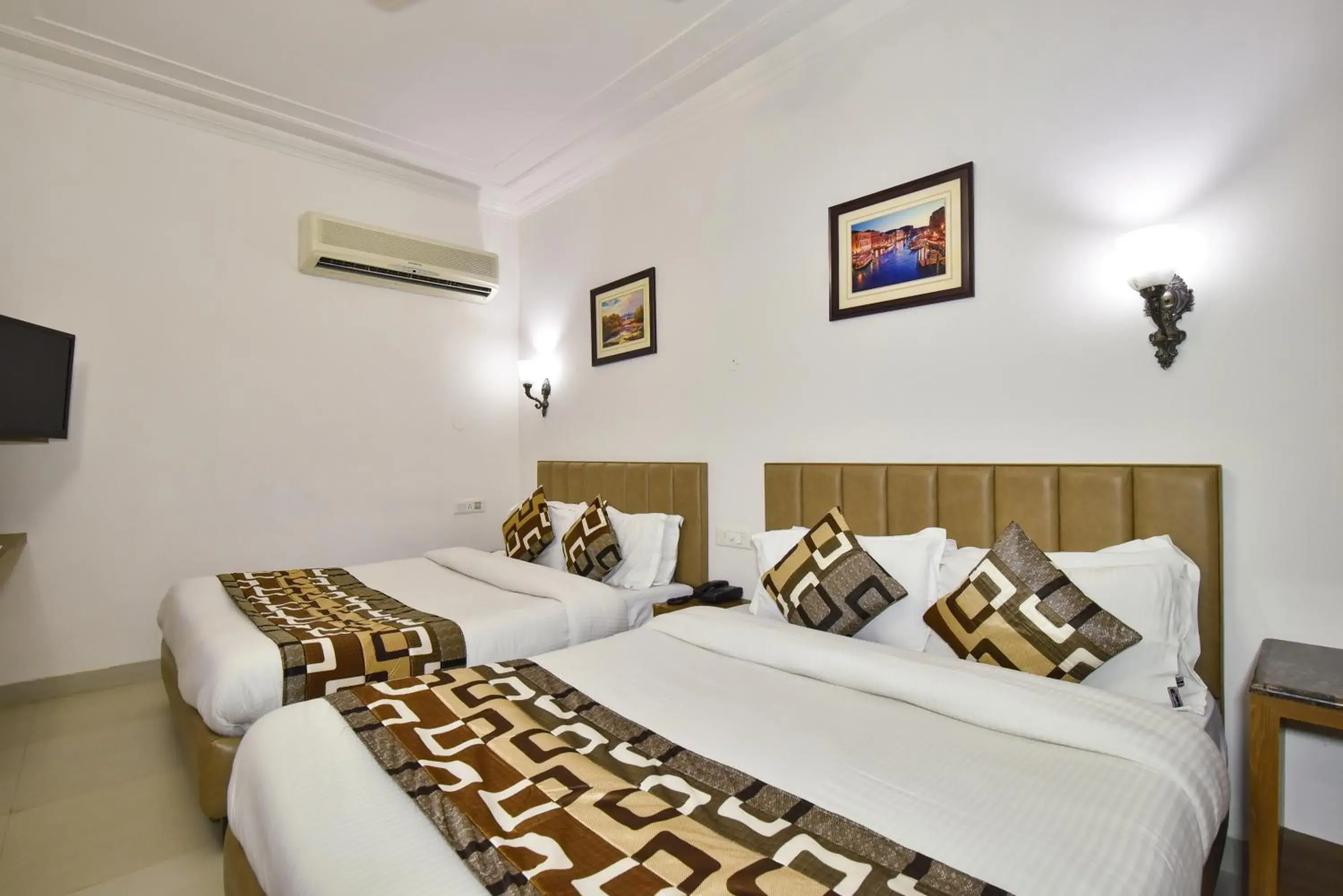 Bed in Hotel Sapphire Opposite Golden Temple Bed in Hotel Sapphire Opposite Golden Temple