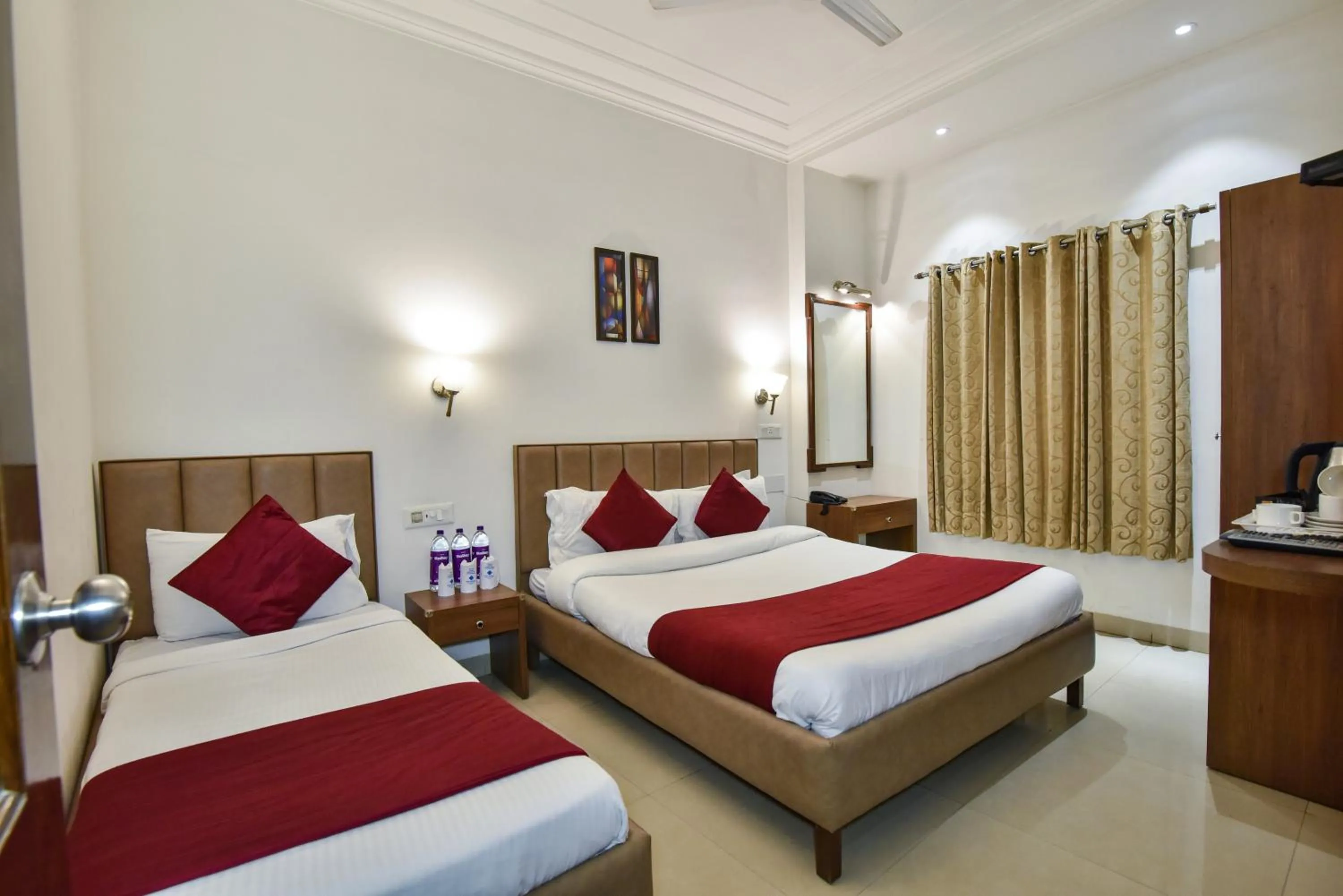 Bed in Hotel Sapphire Opposite Golden Temple