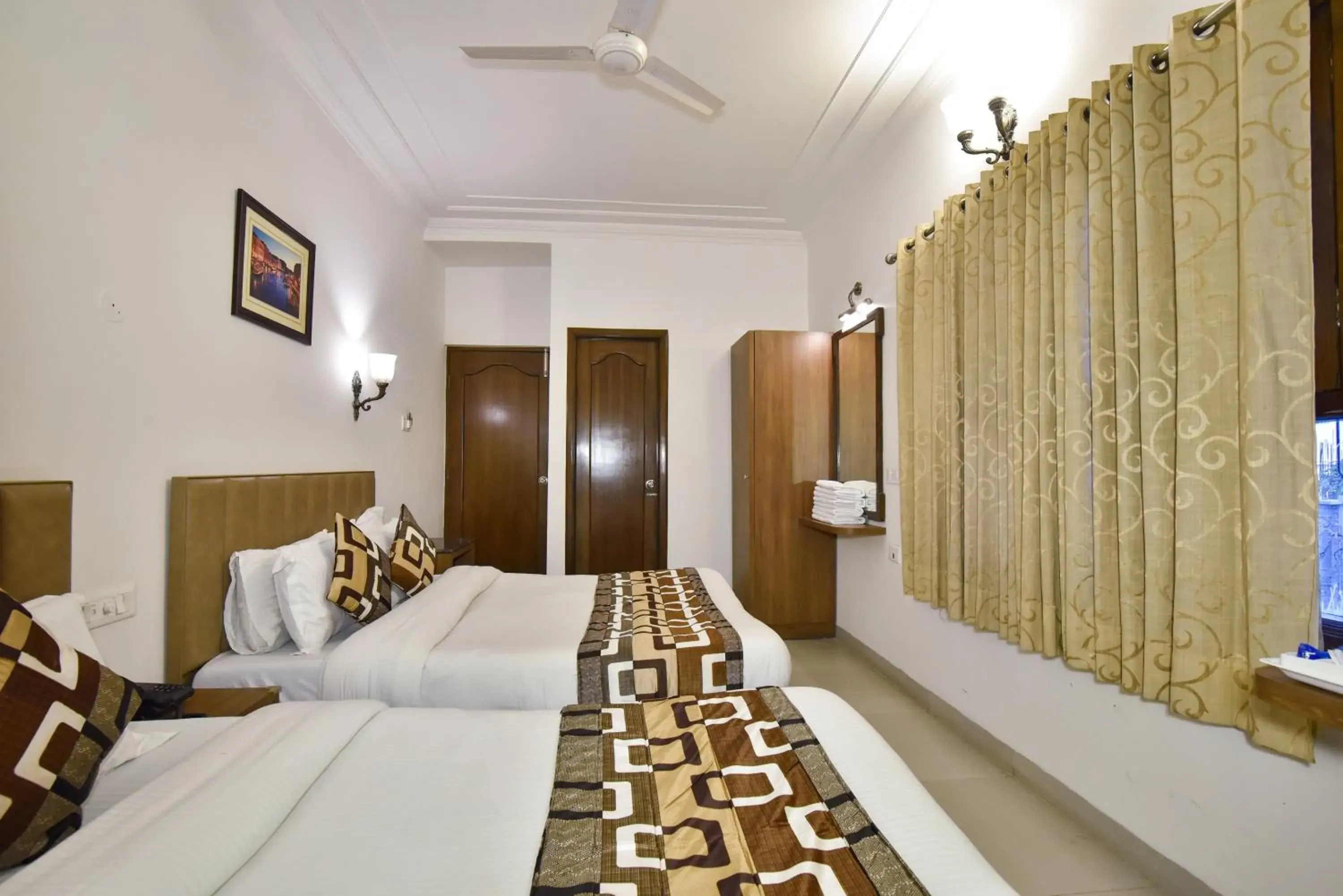 Bed in Hotel Sapphire Opposite Golden Temple Bed in Hotel Sapphire Opposite Golden Temple