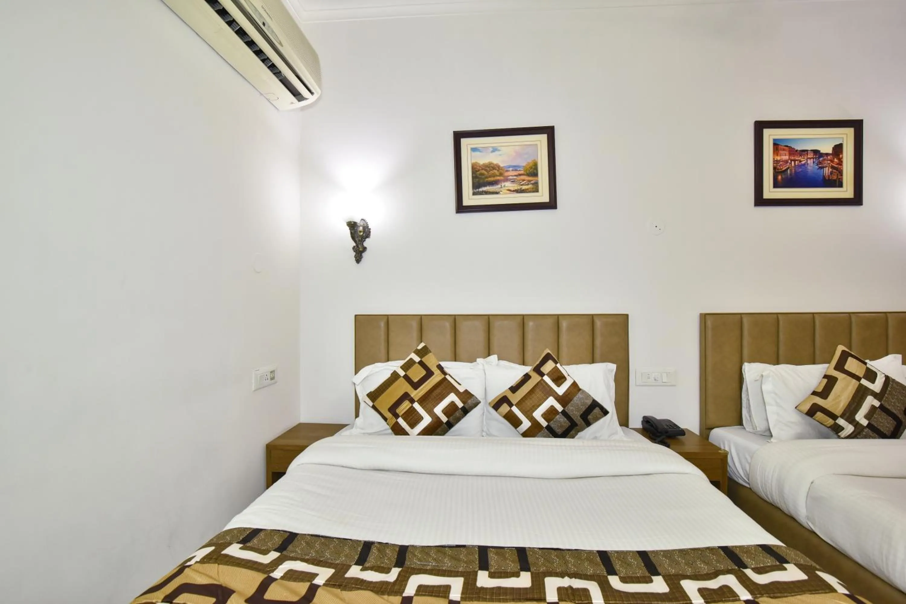 Bed in Hotel Sapphire Opposite Golden Temple