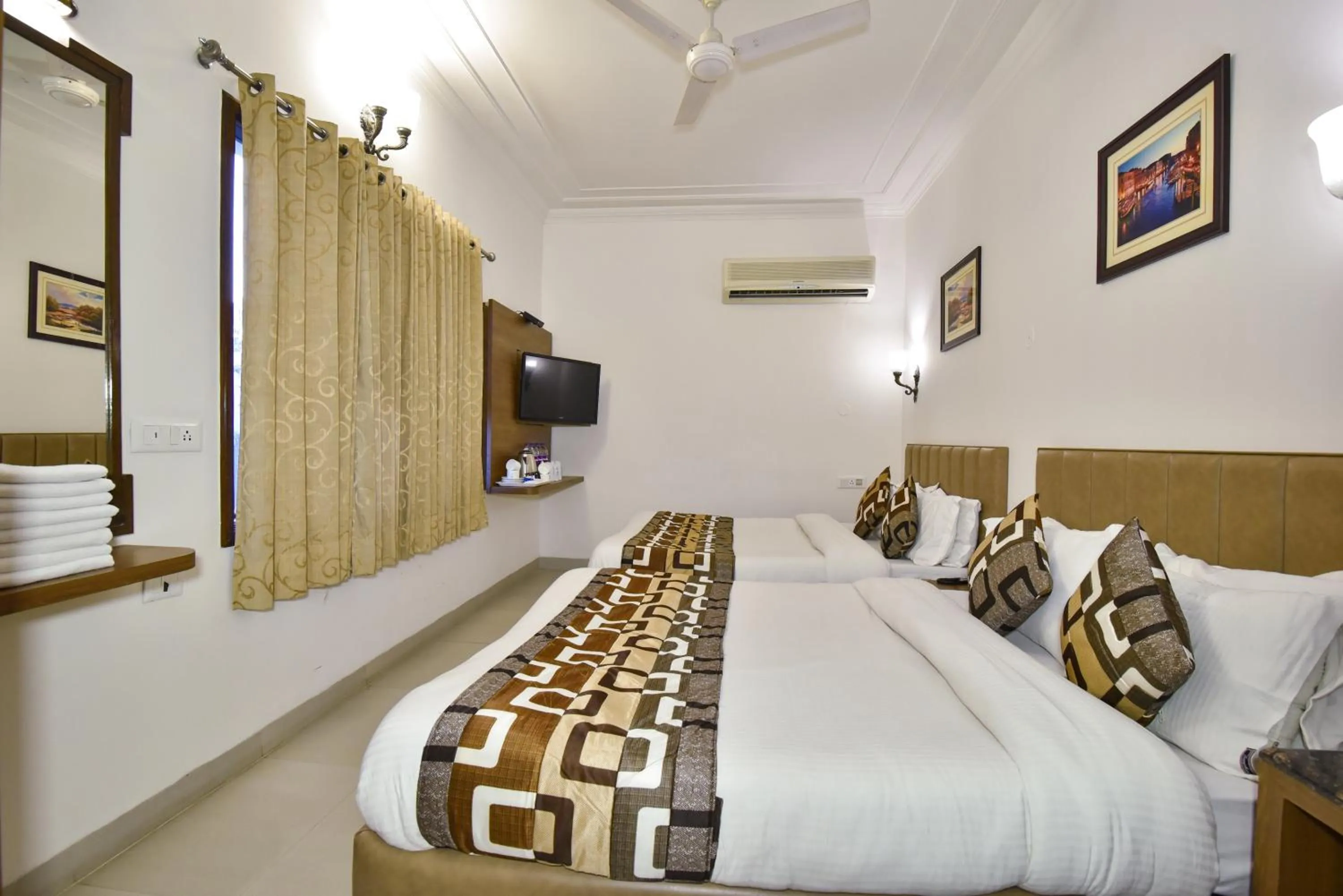 Bed in Hotel Sapphire Opposite Golden Temple