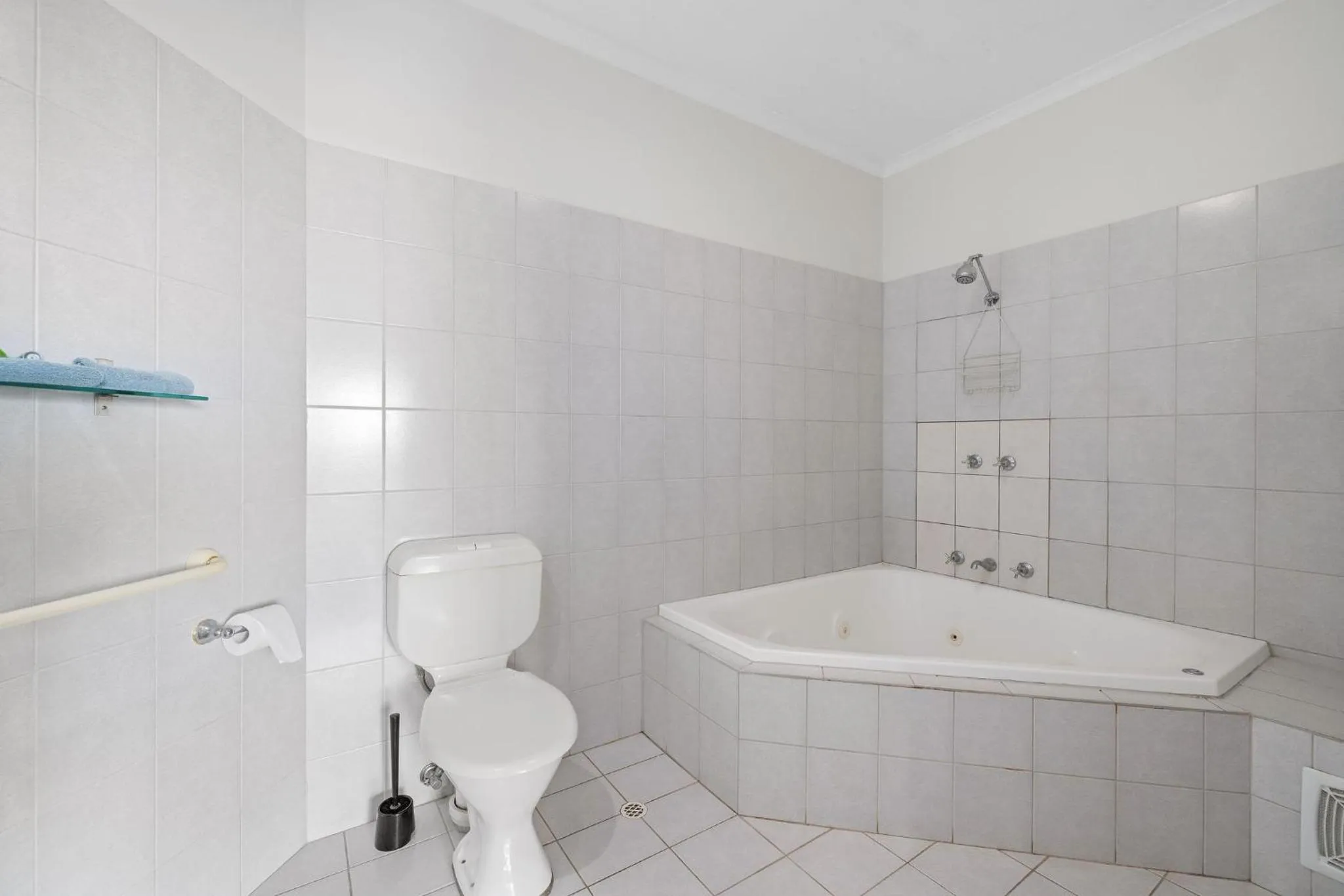 Bathroom in Navigators Motel