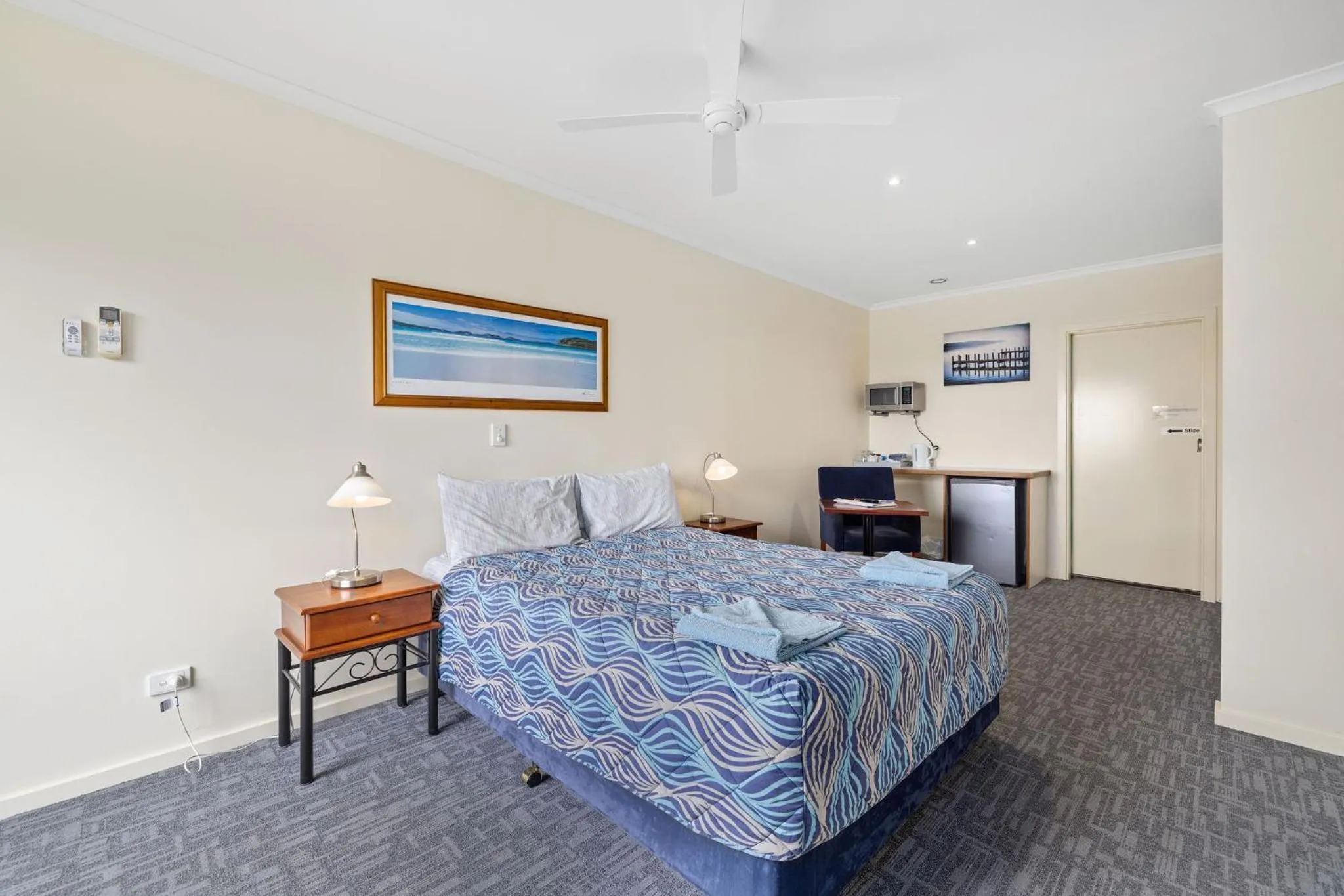 Bedroom, Bed in Navigators Motel